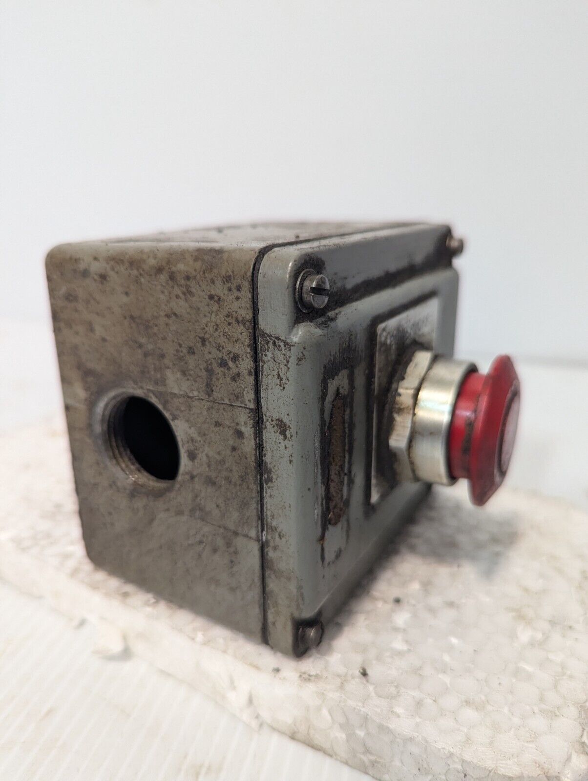 ALLEN BRADLEY 800R-1TZ enclosure with red emergency push button