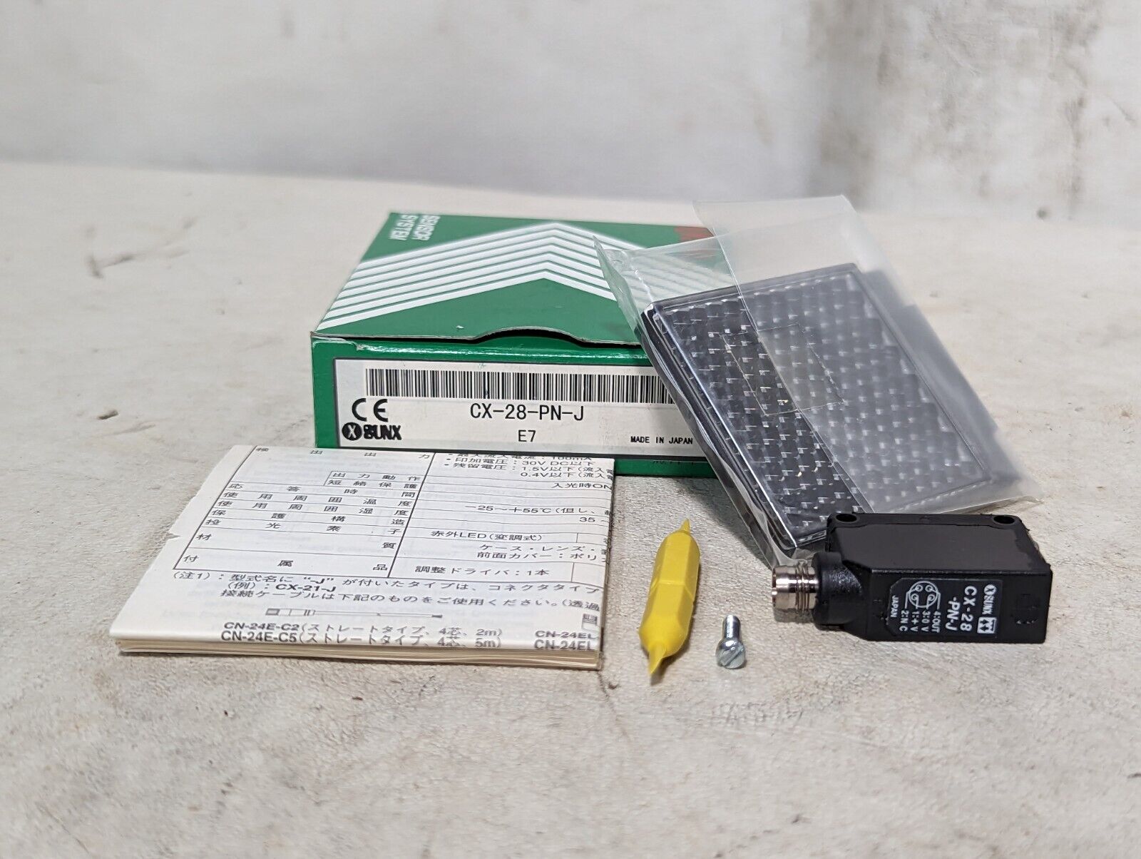 SunX CX-28-PN-J photoelectric sensor, 24VDC, 50-500mm draw