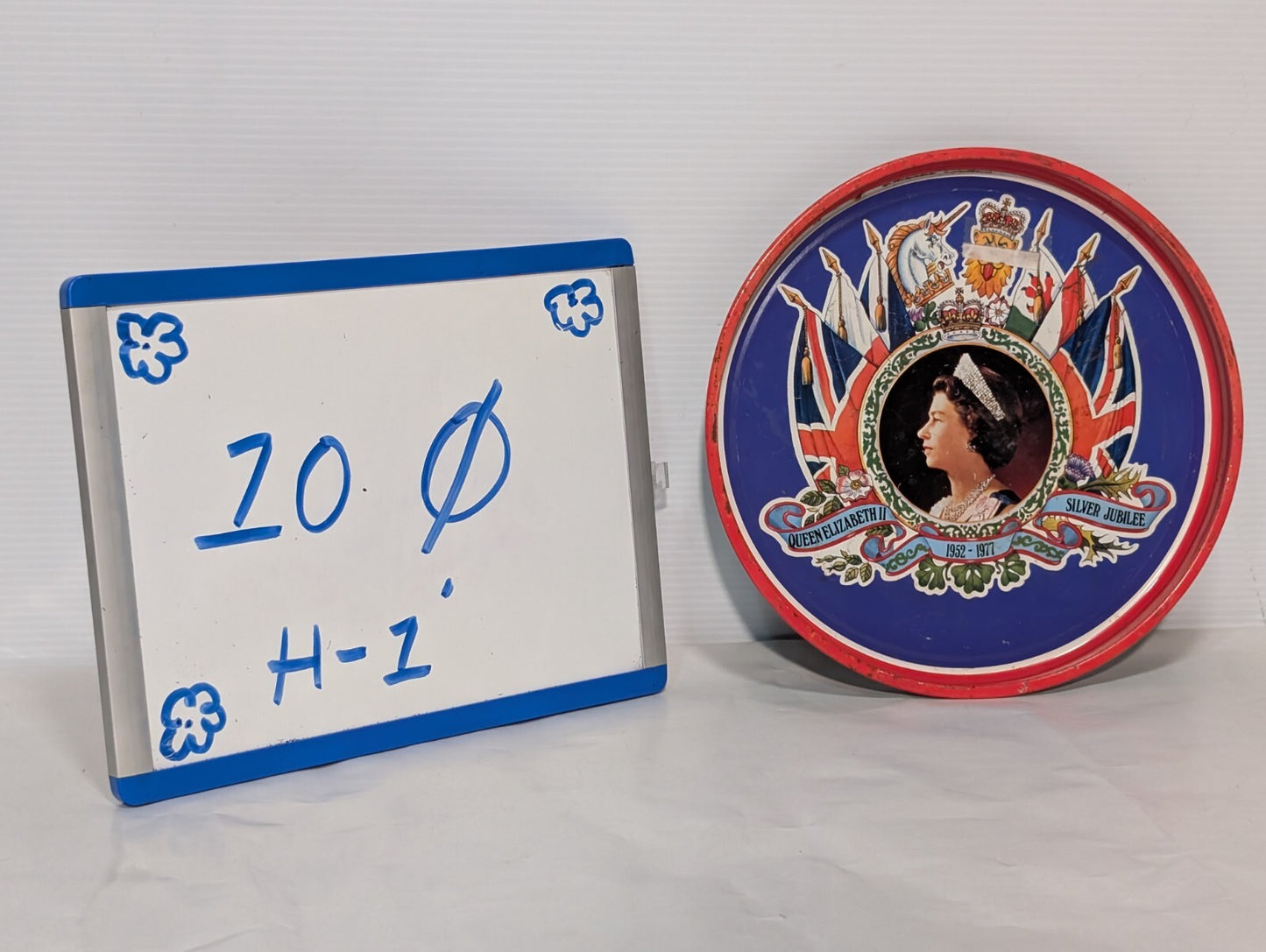 Vintage Queen Elizabeth II 1977 Silver Jubilee Commemorative Biscuit Tin Cover