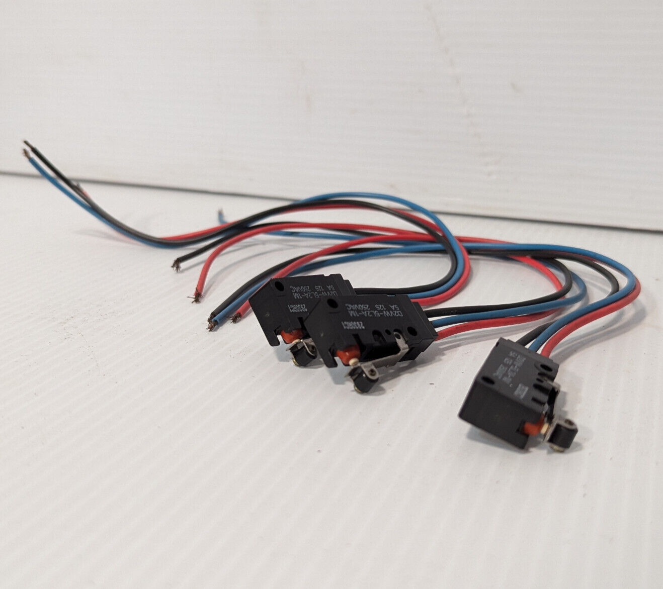 Lot of 3 Omron D2VW-5L2A-1M roller lever, micro switch 2930RC1, 125/250VAC, 5AMP