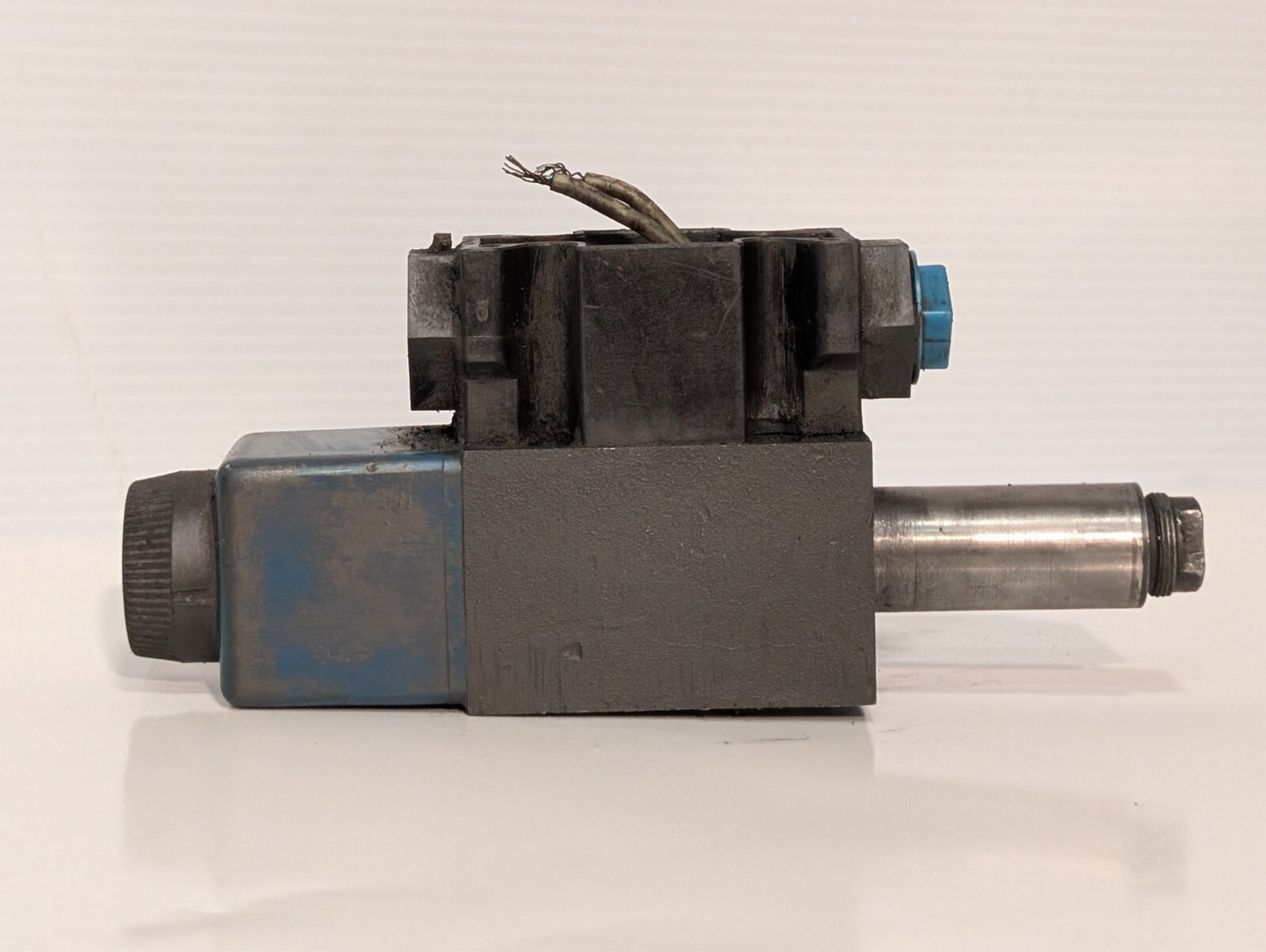 Vickers 02-101731 and Unidentified Hydraulic Valve