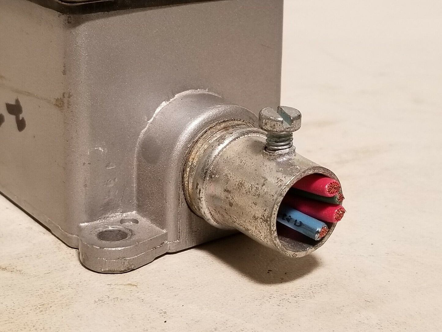 Russellstoll 3754 receptacle, 20A@600VAC, 30A@250V, 3 pole