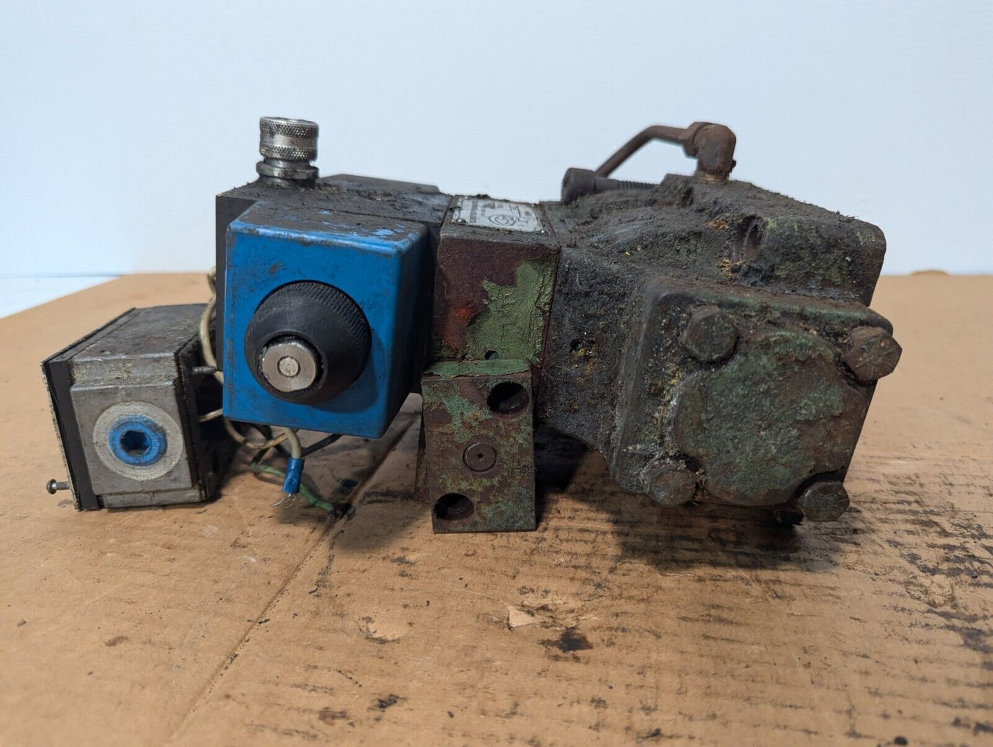 Vickers DG5S-8-2C-2-T-M-FW-B5-30 Directional Valve - Free Shipping