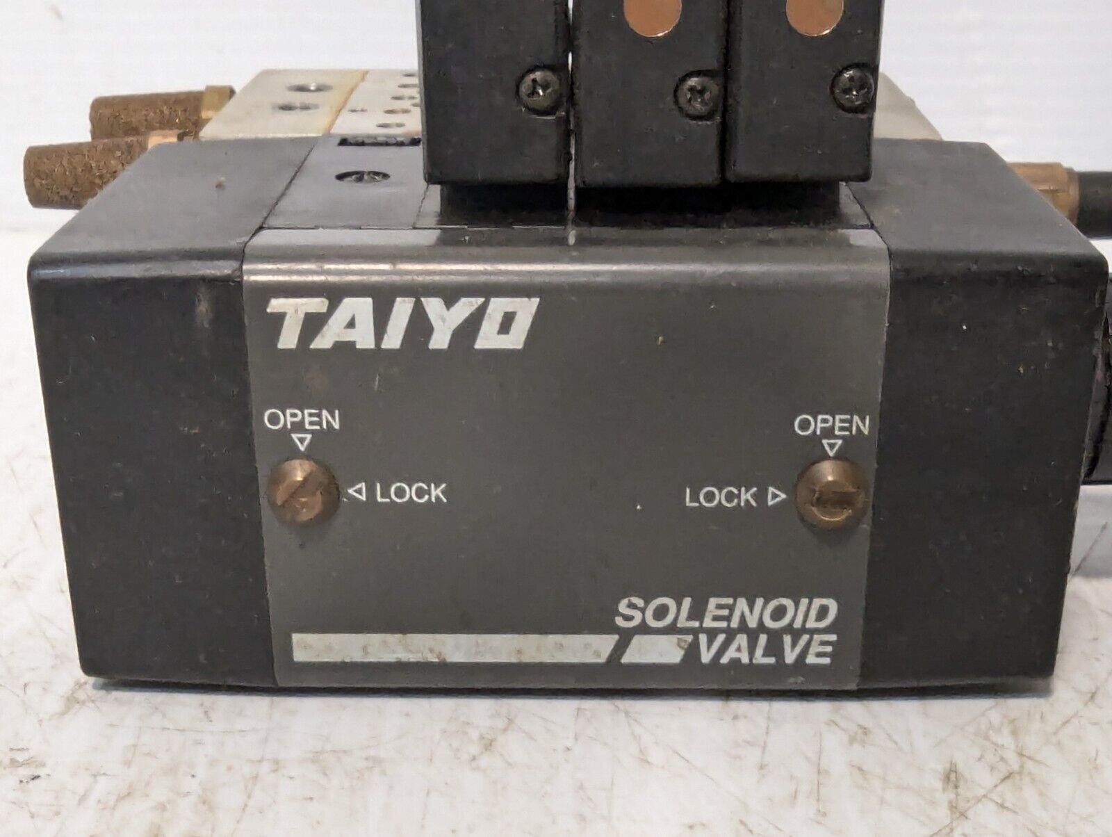 Taiyo Manifold Block w/ 3 SRS1-8S DC24V Solenoid Valves - Free Shipping