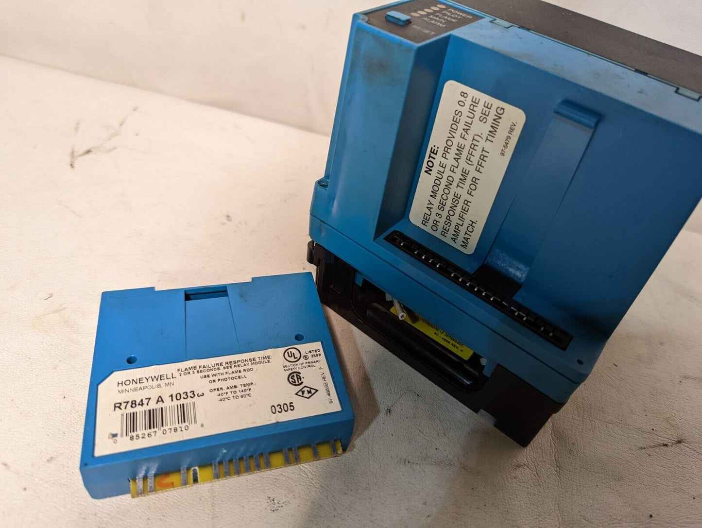 Honeywell RM7890D1004 burner control with R7847A1033 rectification flame amplifi