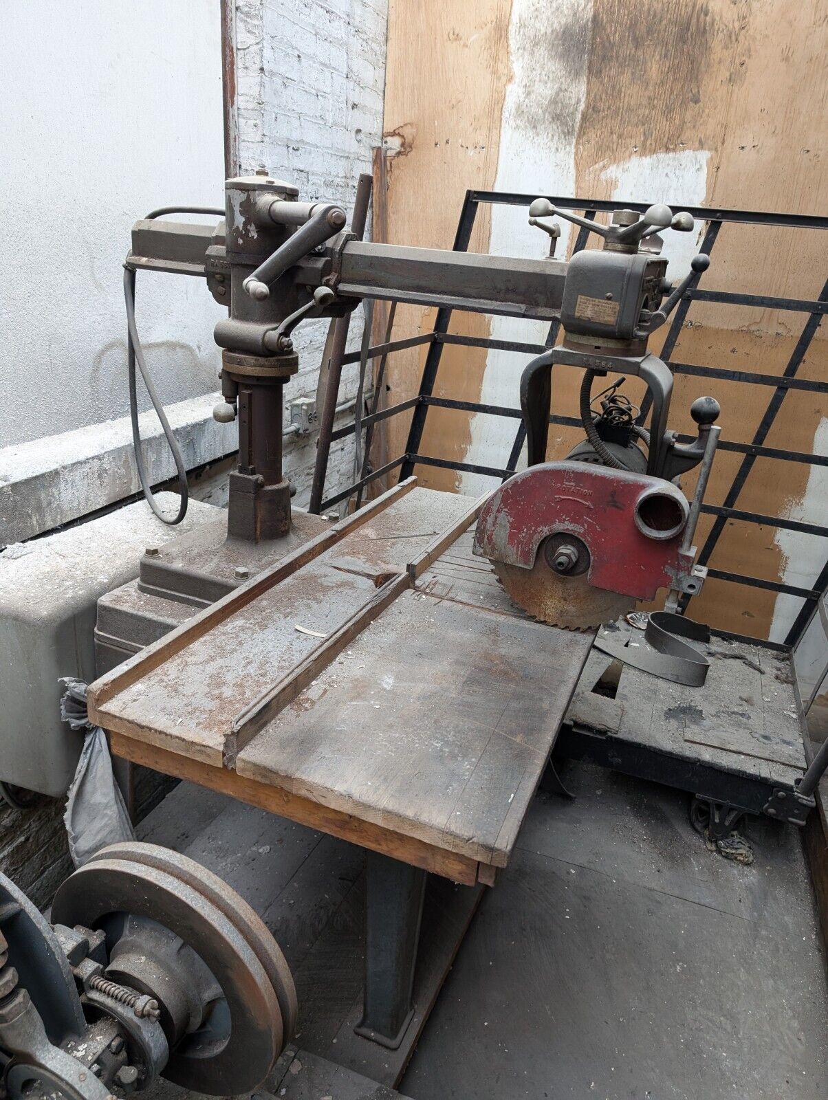 Walker-Turner Radial Arm Saw RA551 Centro Pivot Vintage Manufacturing Equipment