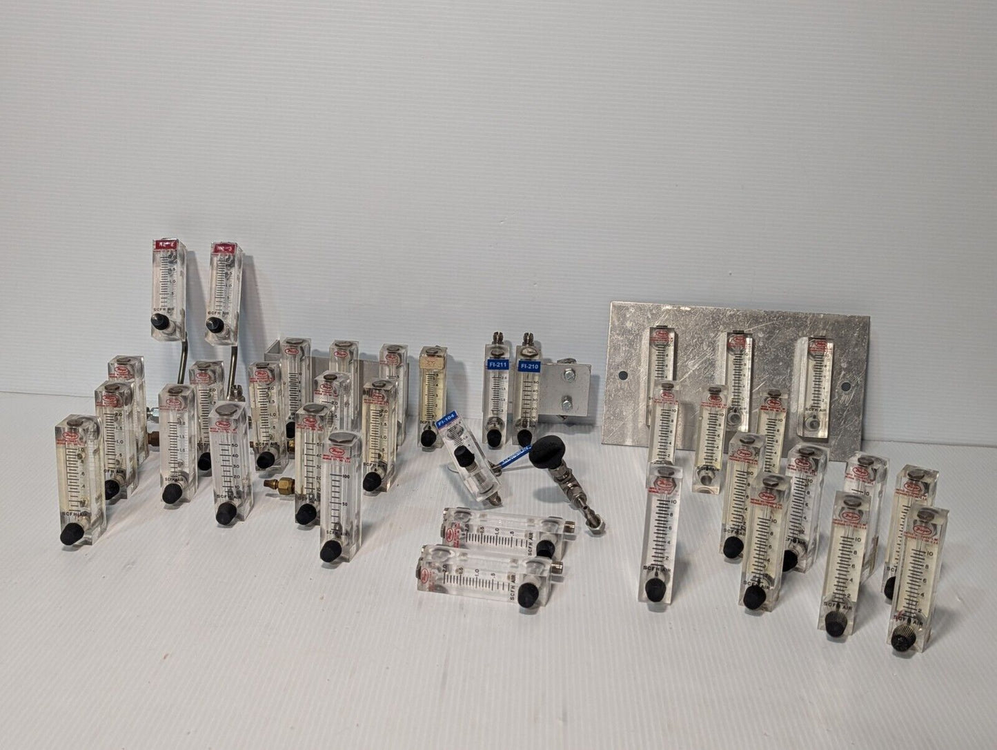 (1) Dwyer VFA-4-SSV Flow Meter 1-10 Scale SCFH Air
