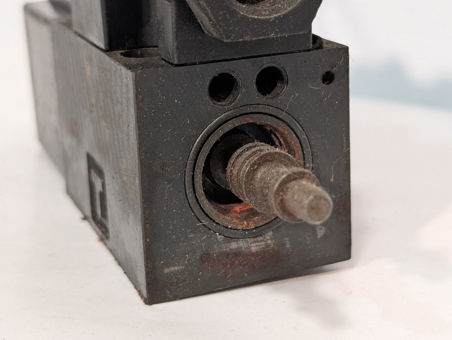 Vickers 508169 Solenoid Valve Coil on (Unidentifiable) APB Solenoid Valve