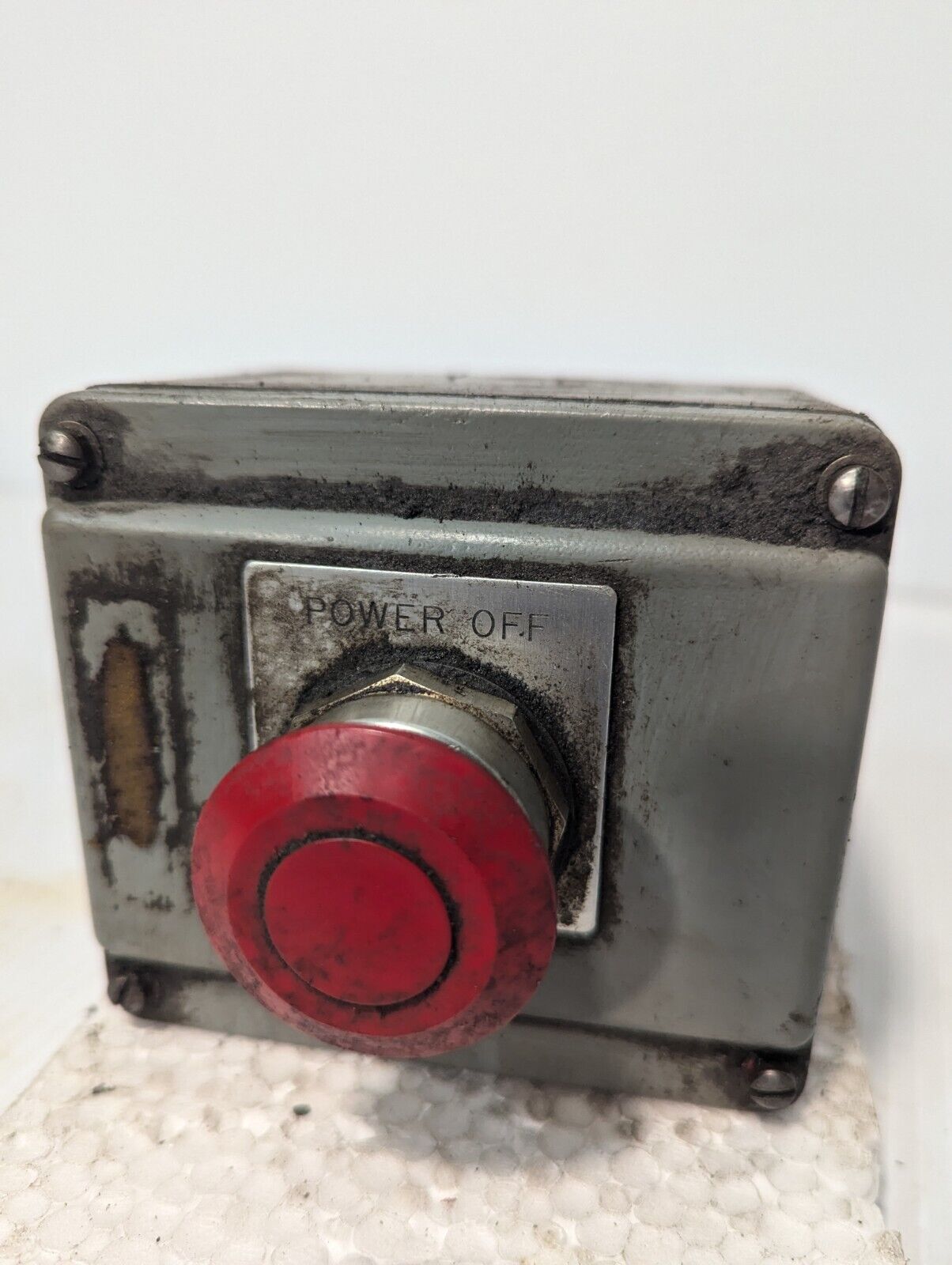 ALLEN BRADLEY 800R-1TZ enclosure with red emergency push button