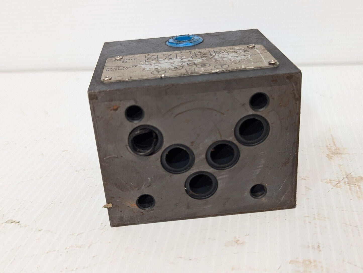 Vickers 879249 DG4S4 012A B 60 pilot valve as pictured - Free Shipping