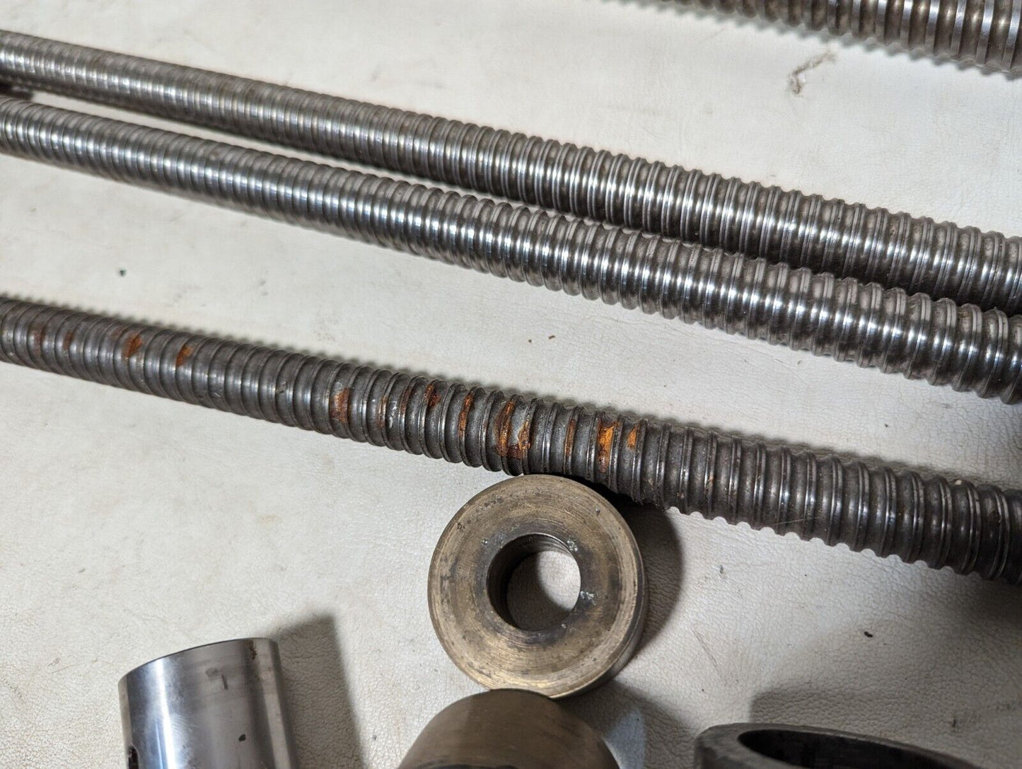 Lot of 4 feed screws, 3x 32 inches, 1x 36 inches long, plus some extras