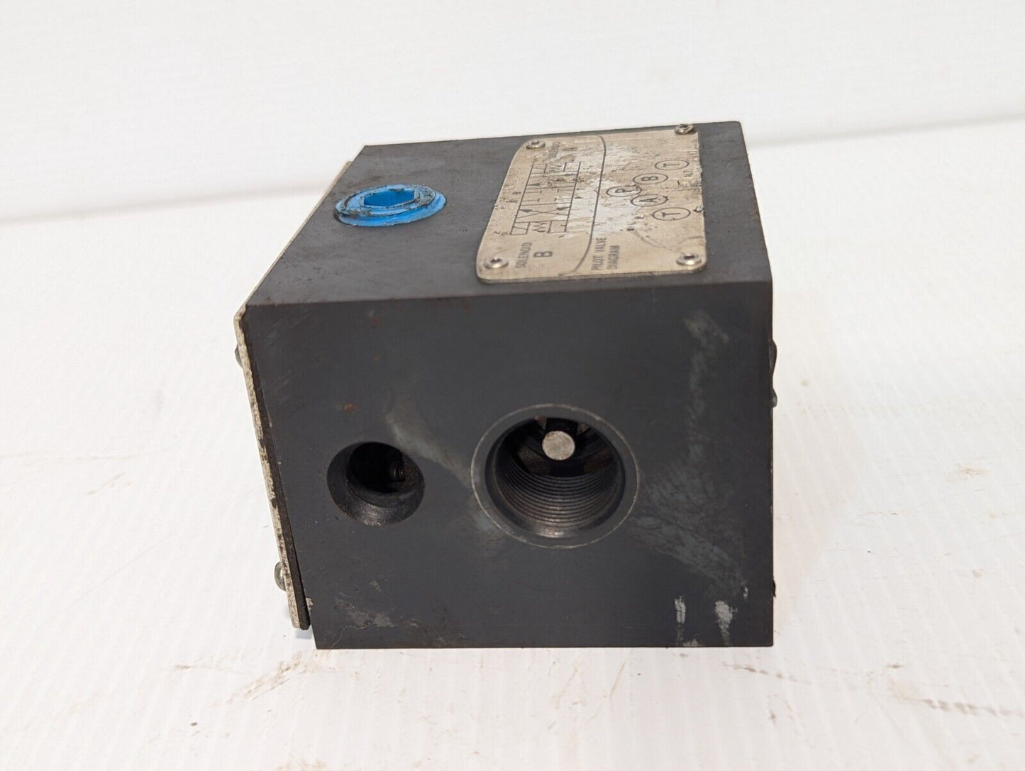 Vickers 879249 DG4S4 012A B 60 pilot valve as pictured - Free Shipping