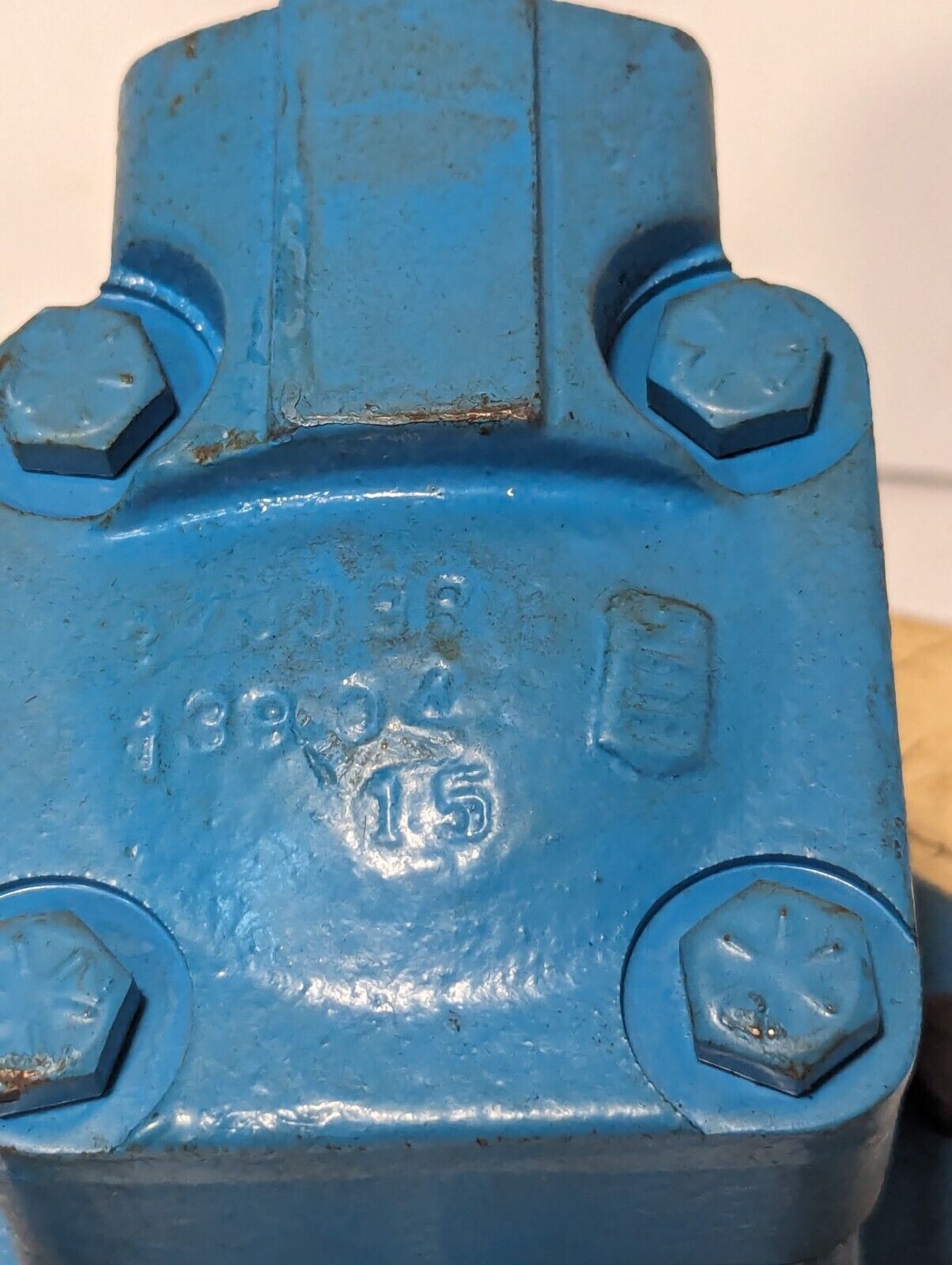 Vickers V10 1P4P 1A20 Hydraulic Vane Pump w\ Mounting Bracket - Free Shipping