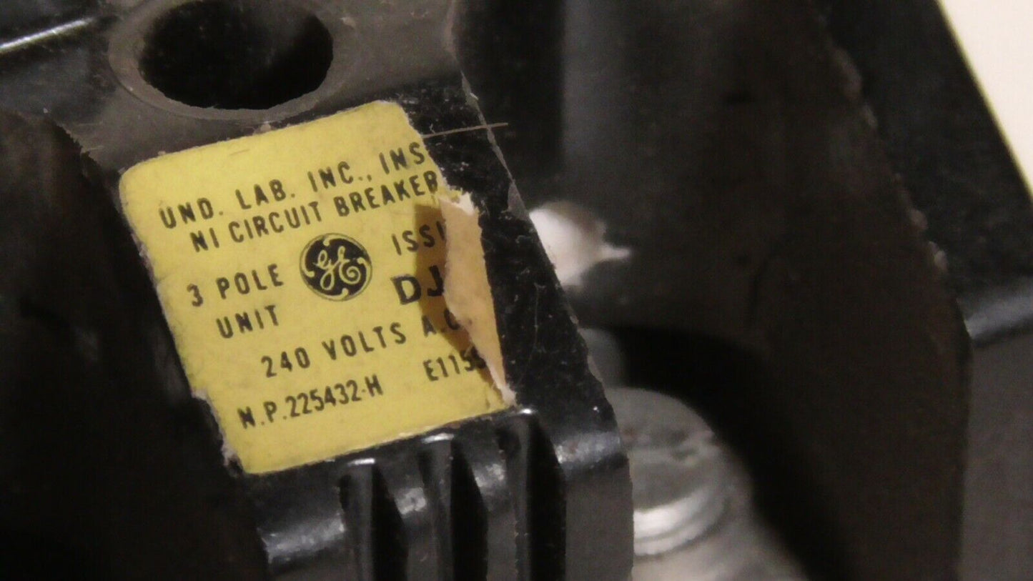 GE TQL32030, 3 poles, 120/240 VAC, 30 A, circuit breaker