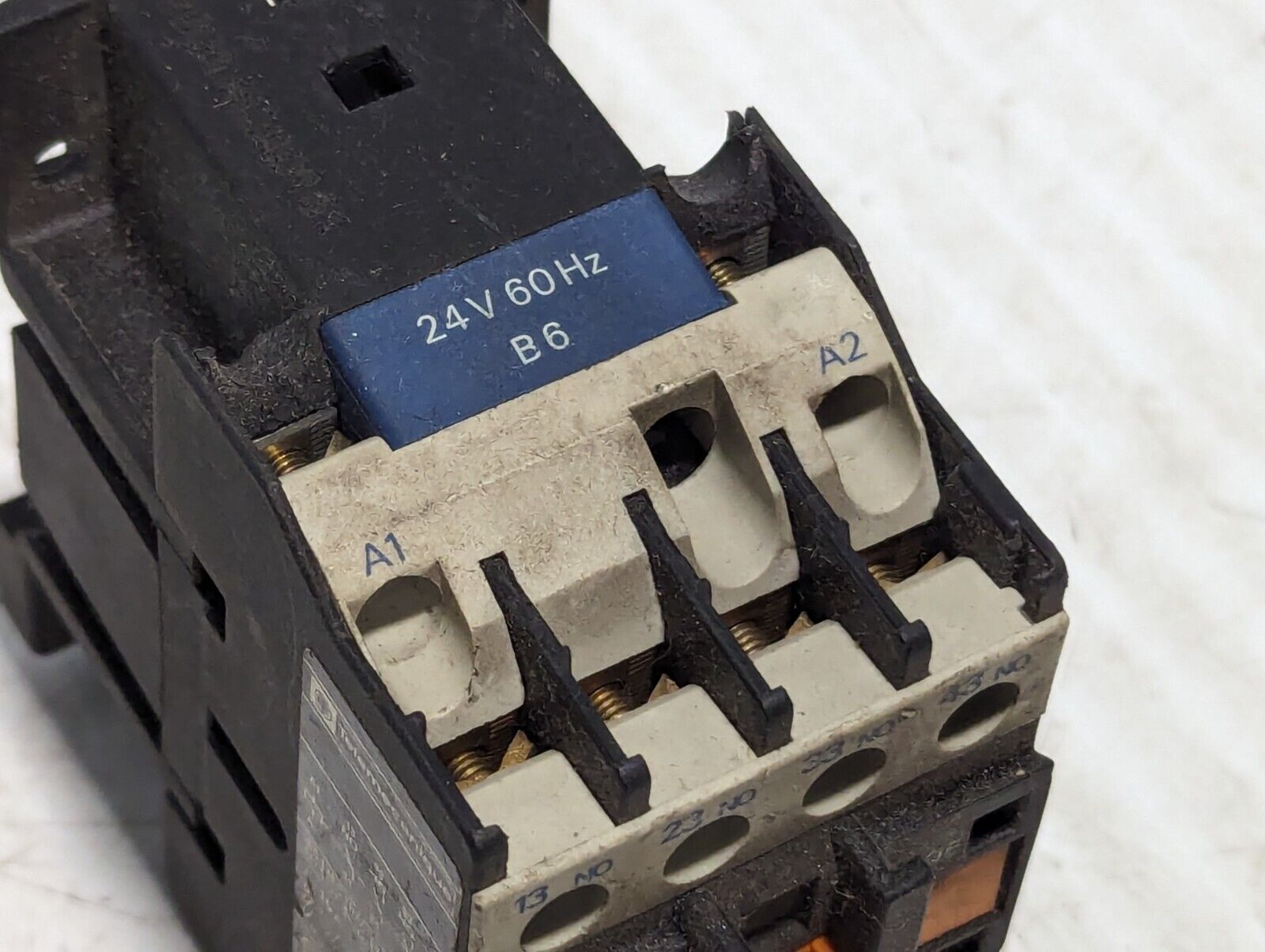 TELEMECANIQUE CA2-DN40 CONTROL RELAY 24V 60Hz - Free Shipping