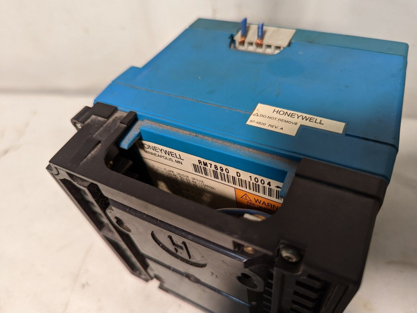 Honeywell RM7890D1004 burner control with R7847A1033 rectification flame amplifi