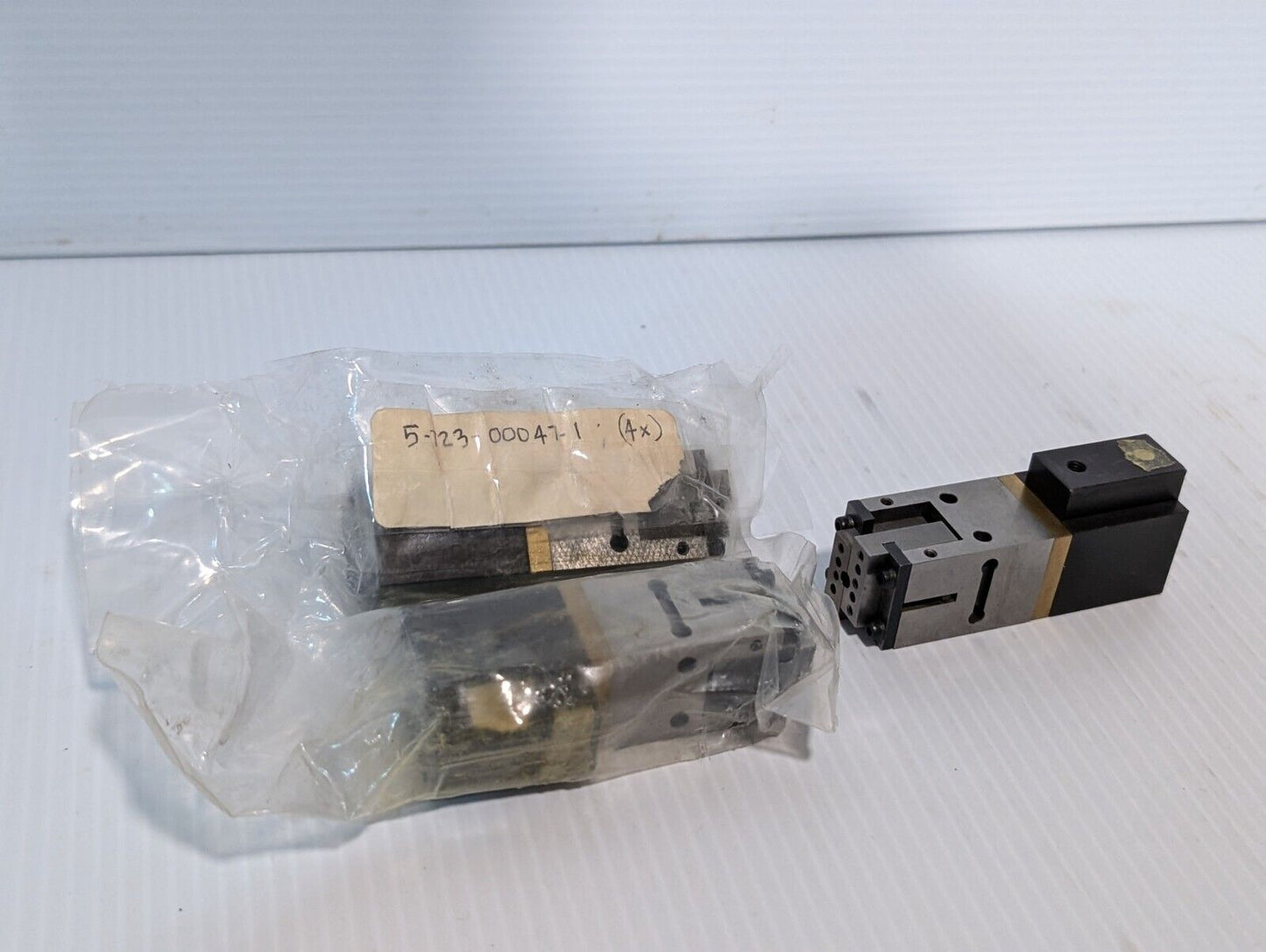 5-723-00047-1 Finger Parallel Gripper or Linear Bearing Actuator Slide