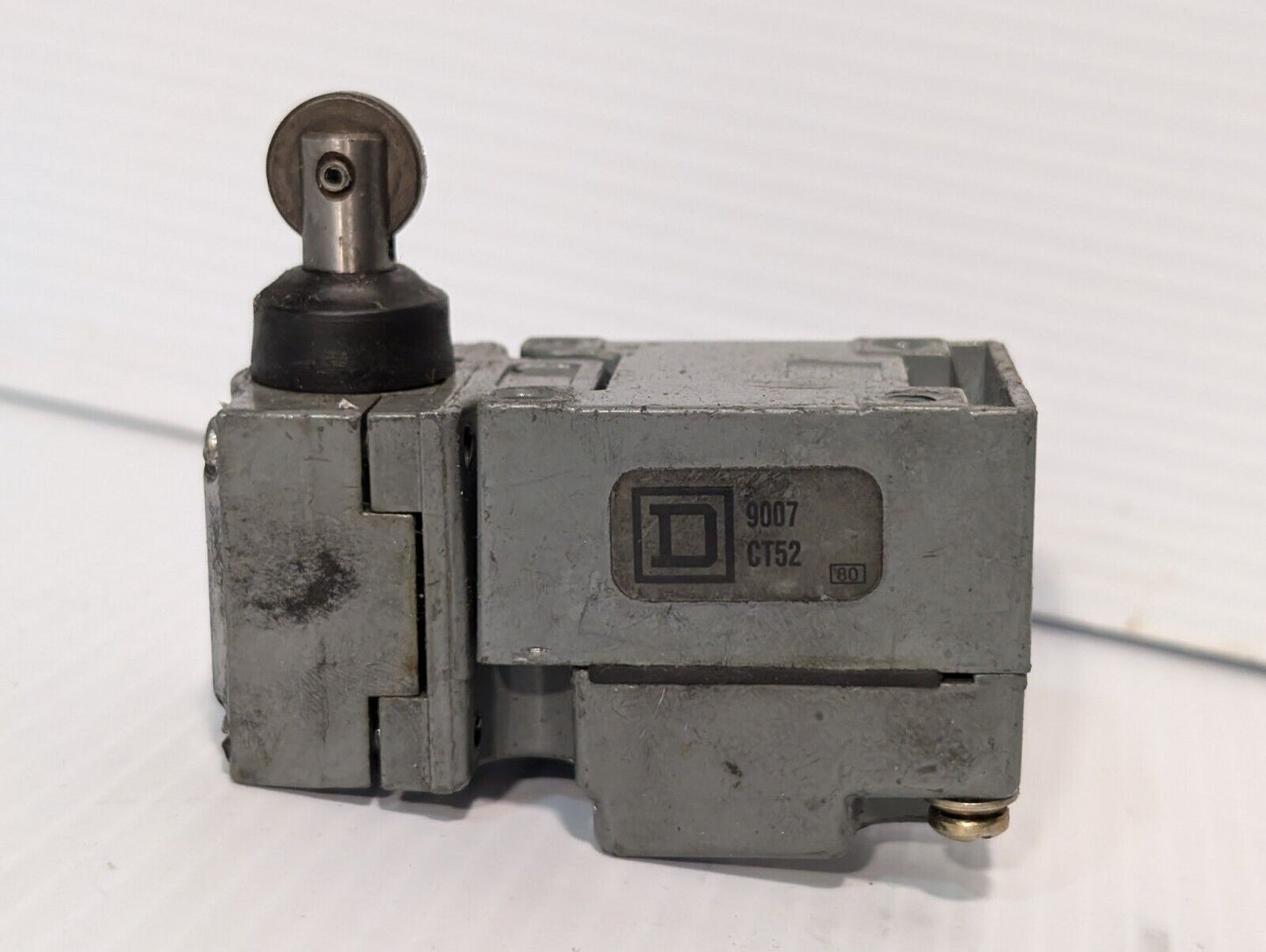 Square D 9007C54B2Y2051 Limit Switch with another 9007C54B2 part