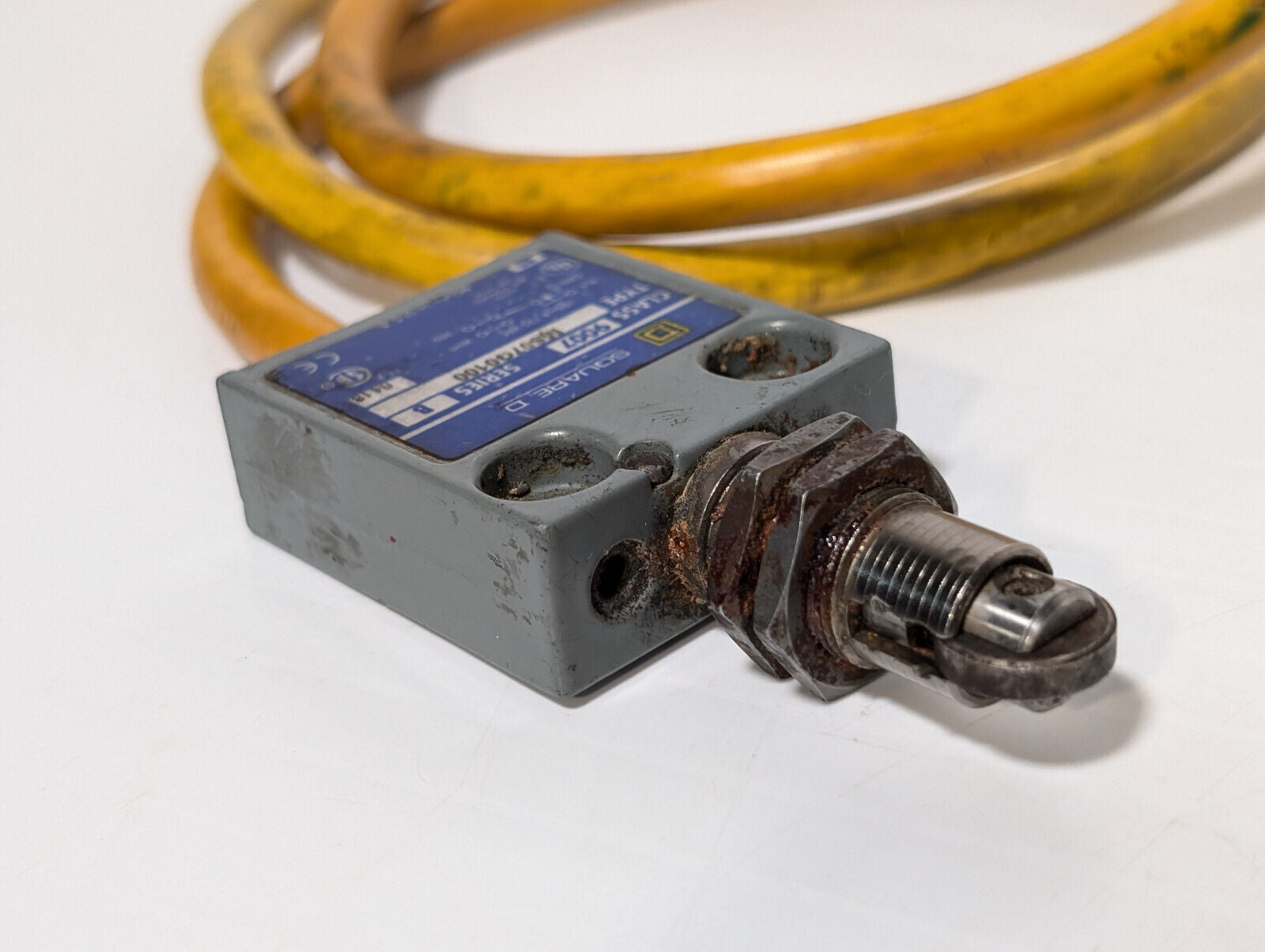 Square D MS07G0100 Class 9007, Ser B Limit Switch, Sensor, Plunger, Roller, SPDT