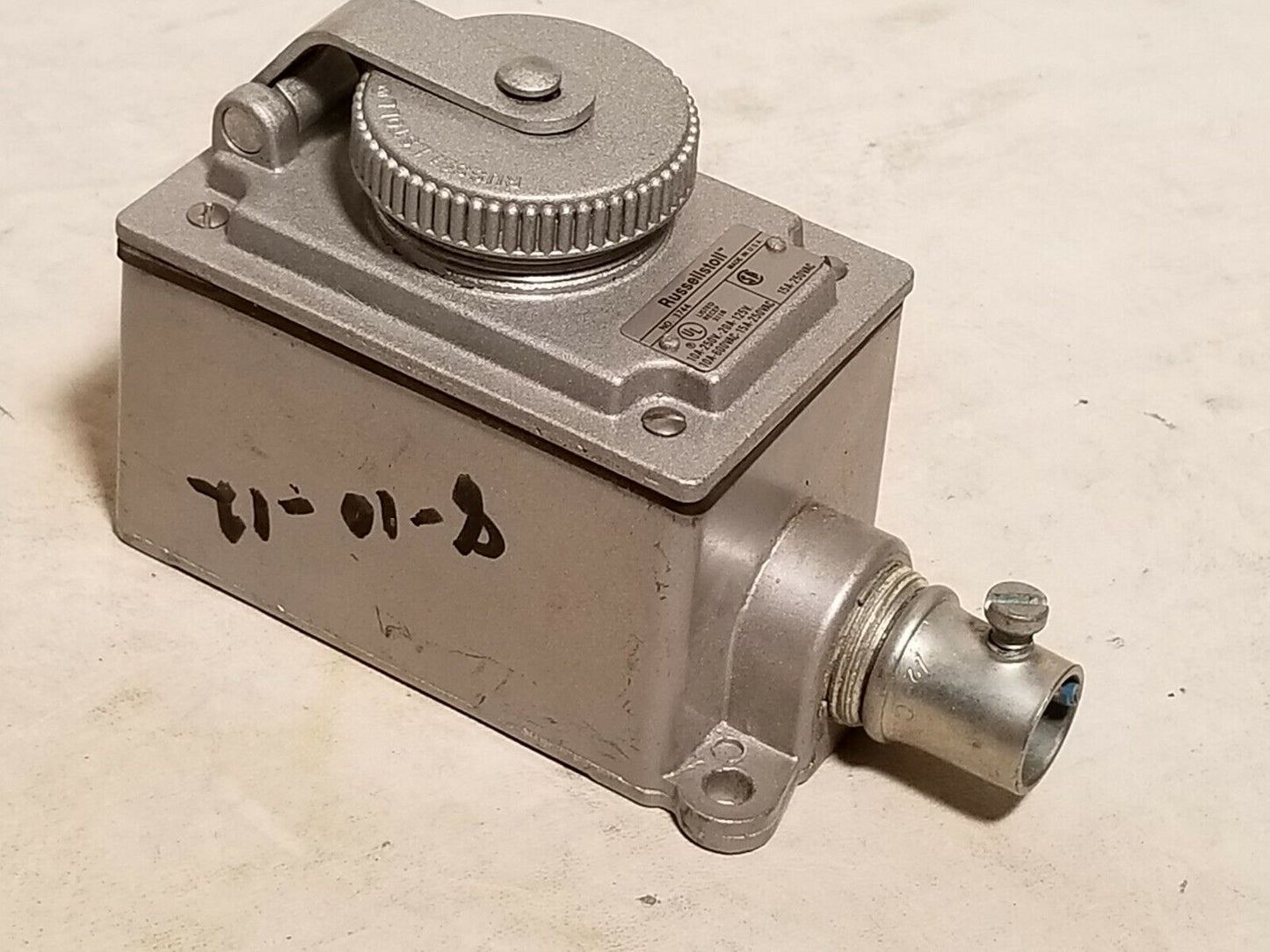Russellstoll 3744 receptacle, 10A@250V, 20A@125V, 10A@600VAC, 15A@250VAC, 3 pole