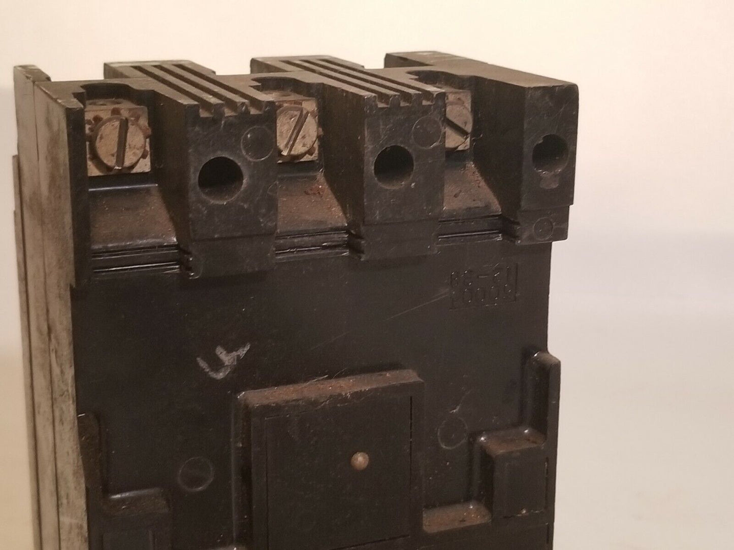 Trumbull  AT31035 335, 35 amps, 3 poles, 250 VAC circuit breaker
