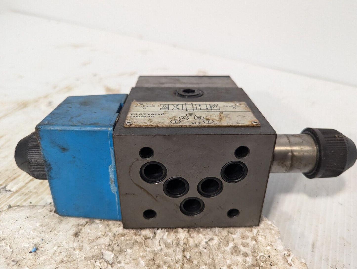 Vickers 02-119589 DG4S4L 012C B 60 directional valve, pilot valve -Free Shipping