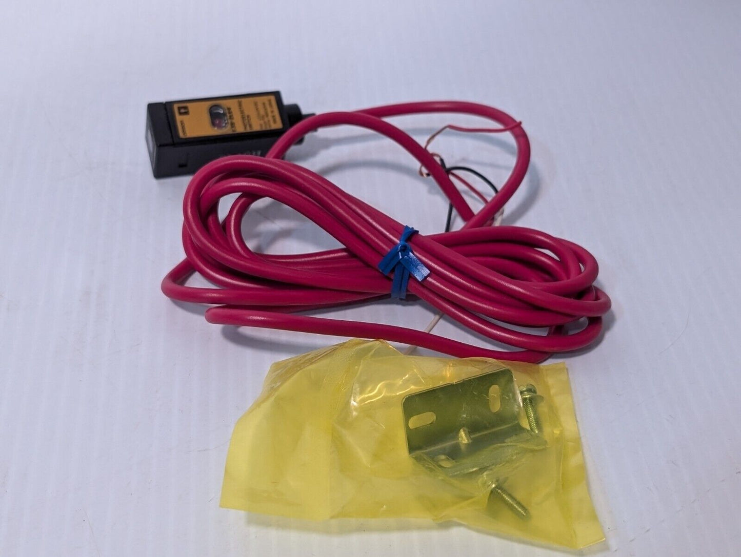 Omron E3S-2LE4 Photoelectric Sensor Switch 2M Range 12-24V DC - Free Shipping