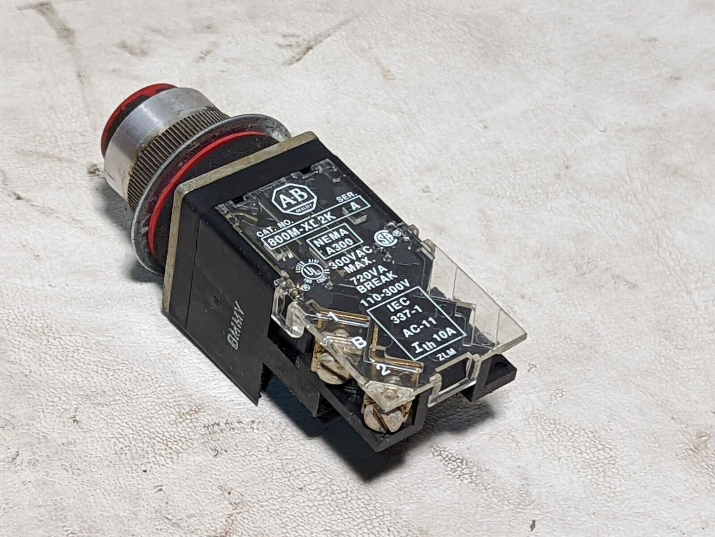 Allen-Bradley 800M-XD2K, ser. A, red pushbutton switch, 300VAC Max, 720VA break