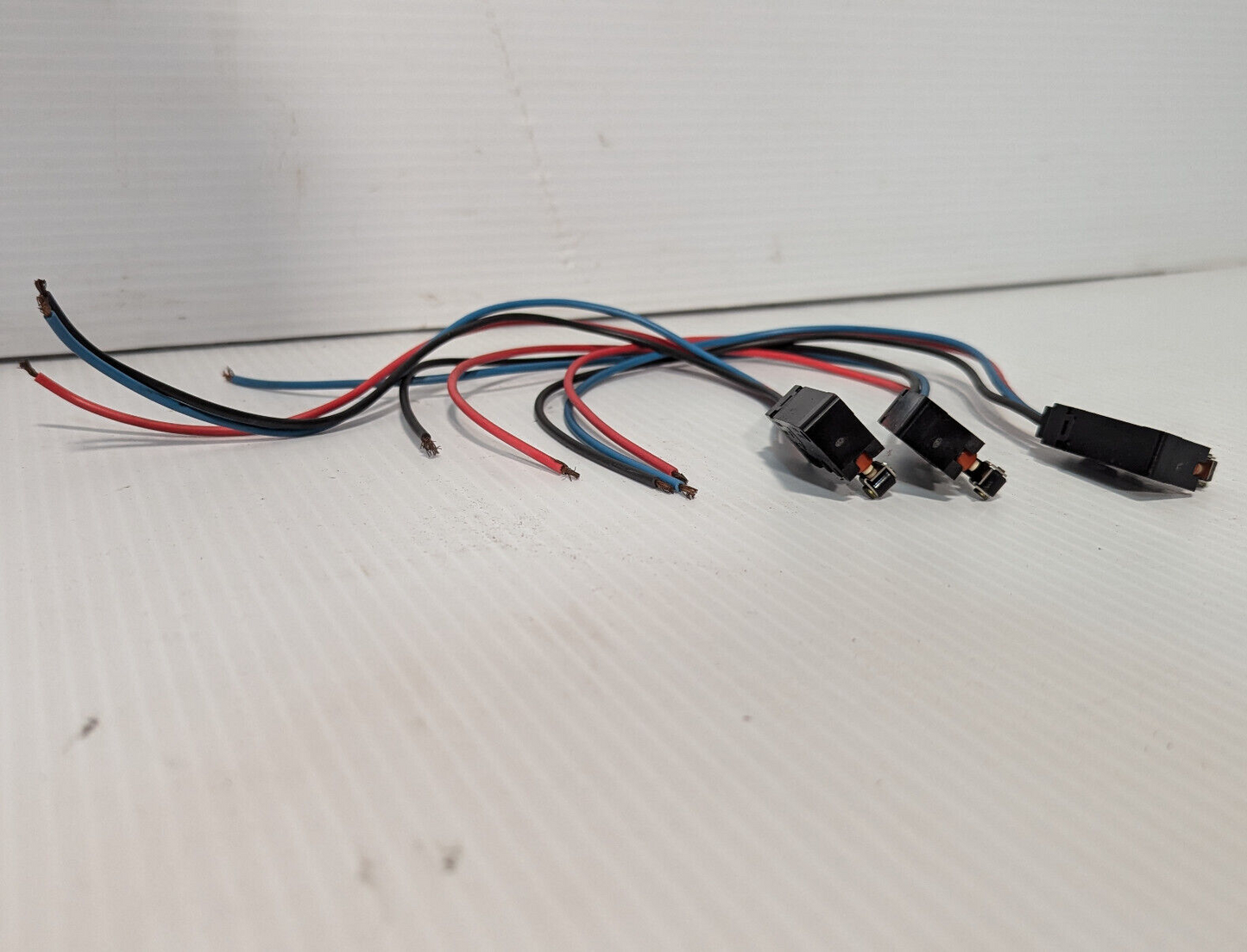 Lot of 3 Omron D2VW-5L2A-1M roller lever, micro switch 2930RC1, 125/250VAC, 5AMP