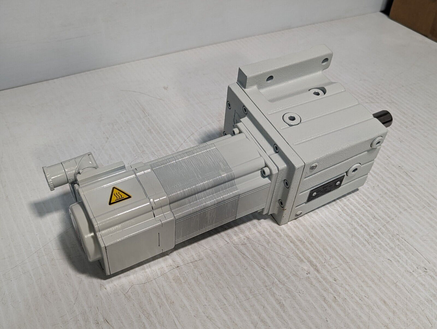 Lenze MCS 09H41LRS0B0-Z0D0-ST5S00N-R2SU Servo Motor - Free Shipping