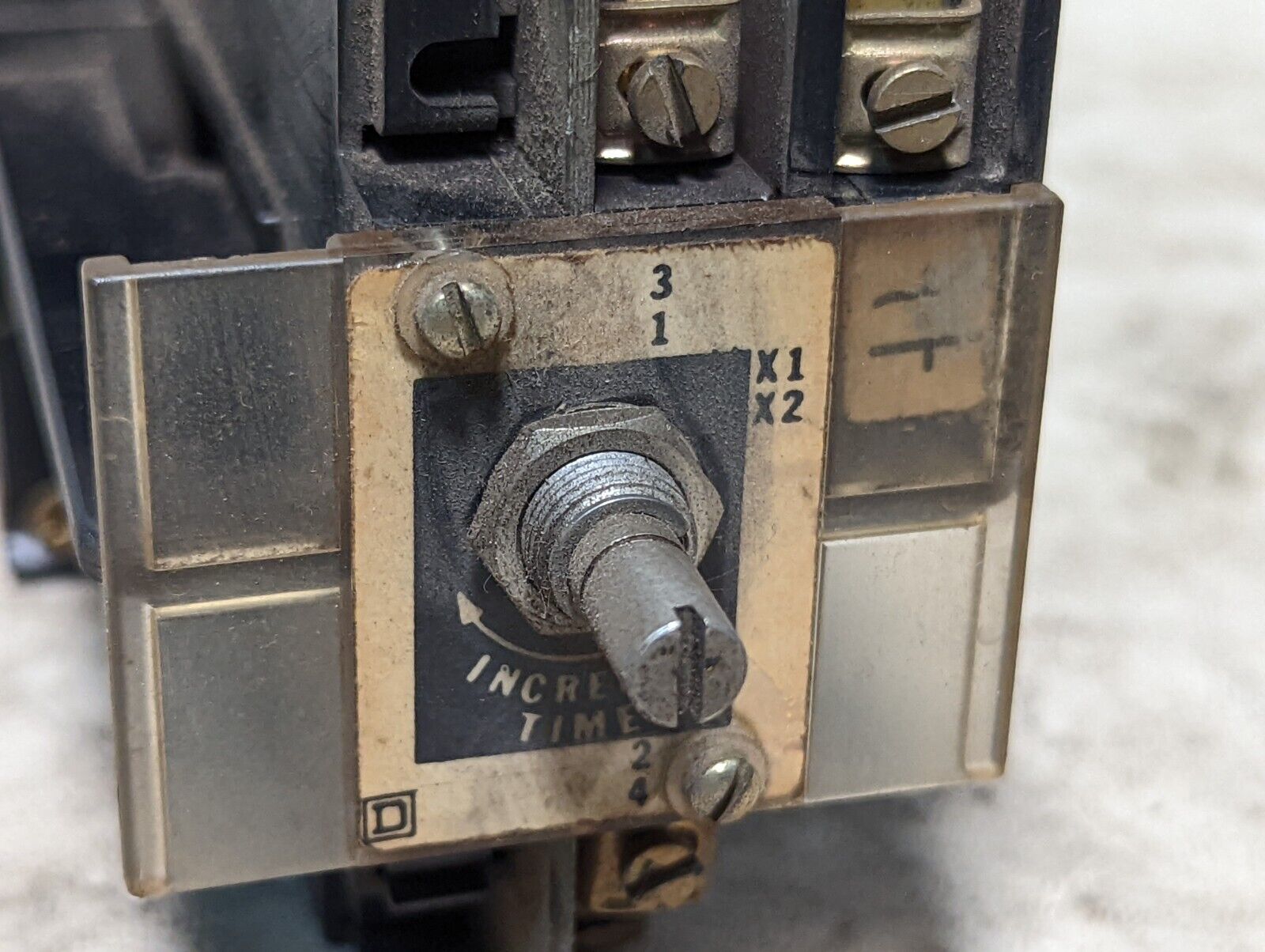 Square D 8932 AT-1 solid state timer, input 102-132, solid state output 120VAC