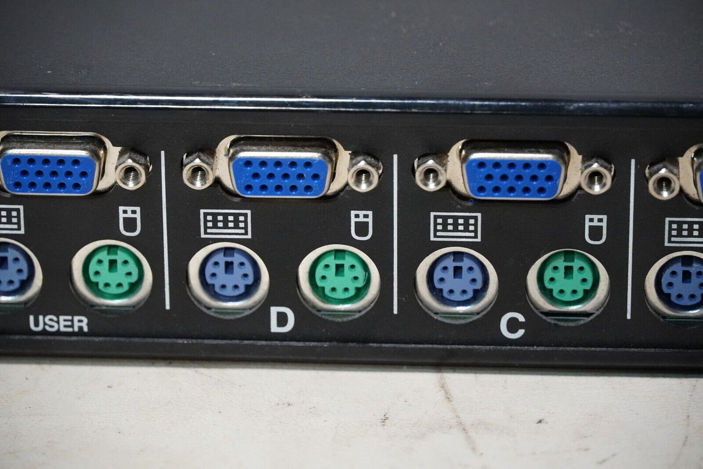 Avocent Switchview 520-195-507 4-Port KVM Switch Box PS/2 VGA, no power supply