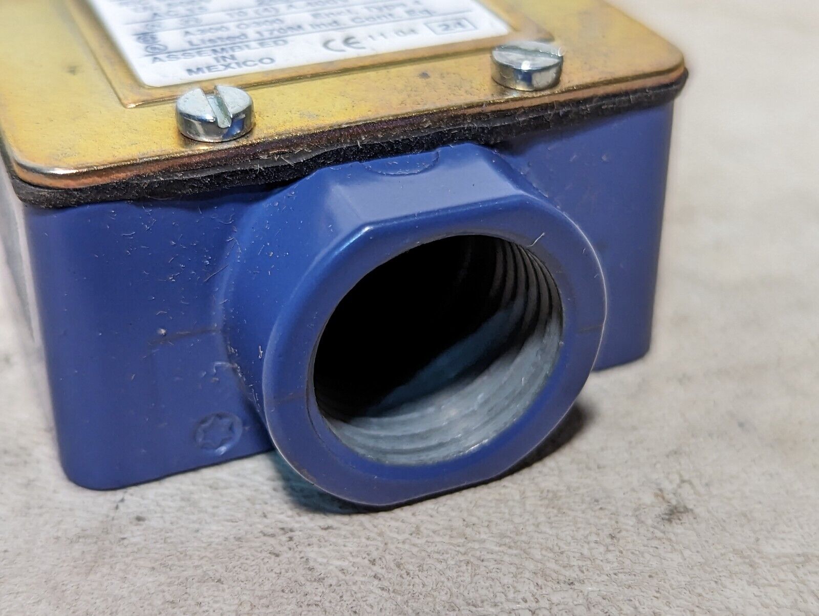 Telemecanique XCKL180031A0001 limit switch, roller head, 240VAC, 3A