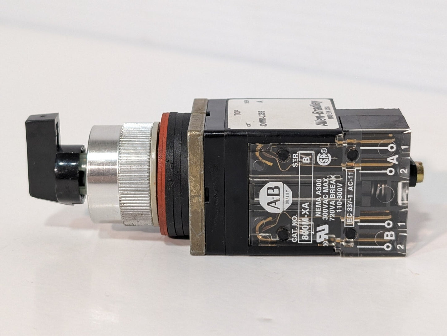 Allen Bradley 800MR-JX9B Ser. A 3 Pos Momentary Oil Tight Selector Switch