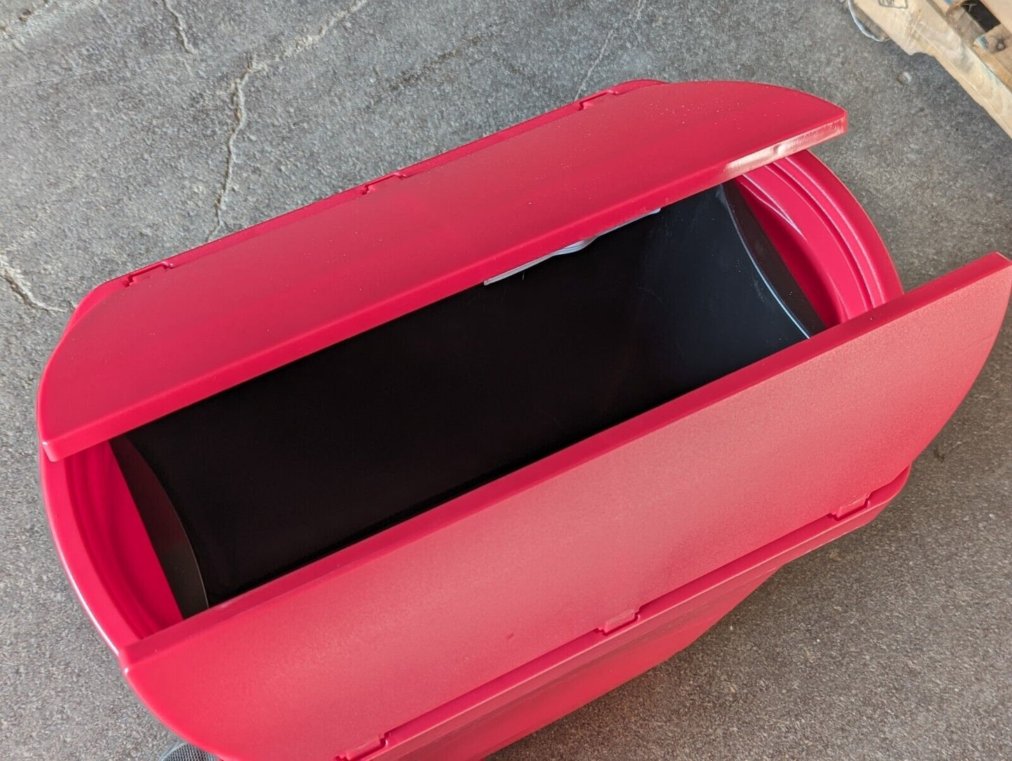 Rubbermaid 1883565 Slim Jim red resin 30L/8gal plastic step-on container