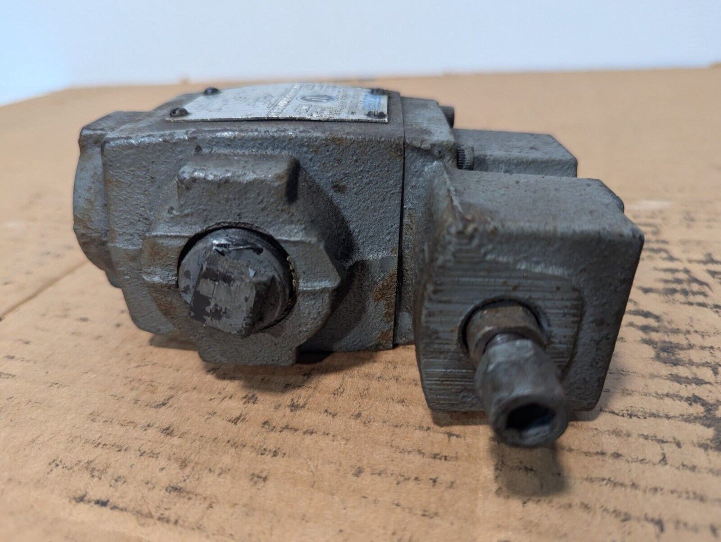 Vickers CT5060ACMFTWLB5100 Pressure Relief Valve, 500-2000 PSI - Free Shipping
