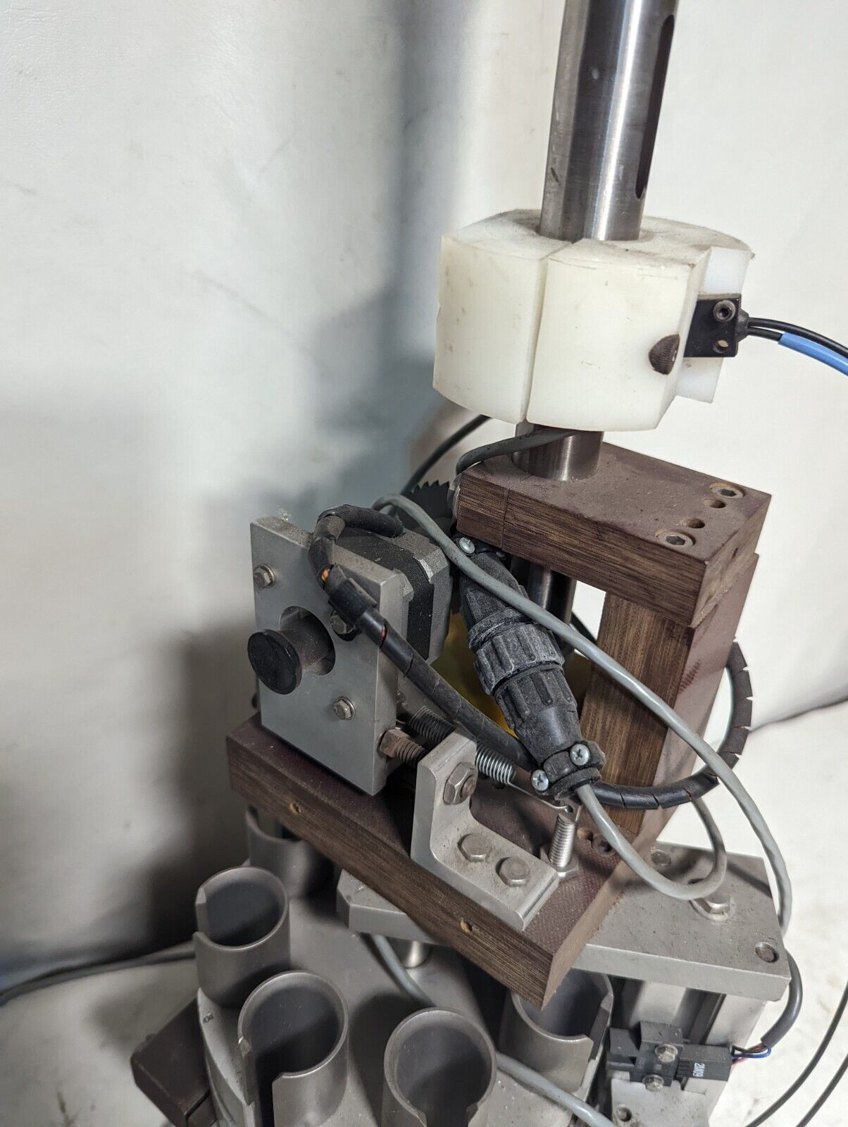 Custom Spring-Loading Machine w/Balluff BES-IKV-S4-025-NS-1-Y +Other Brand Parts