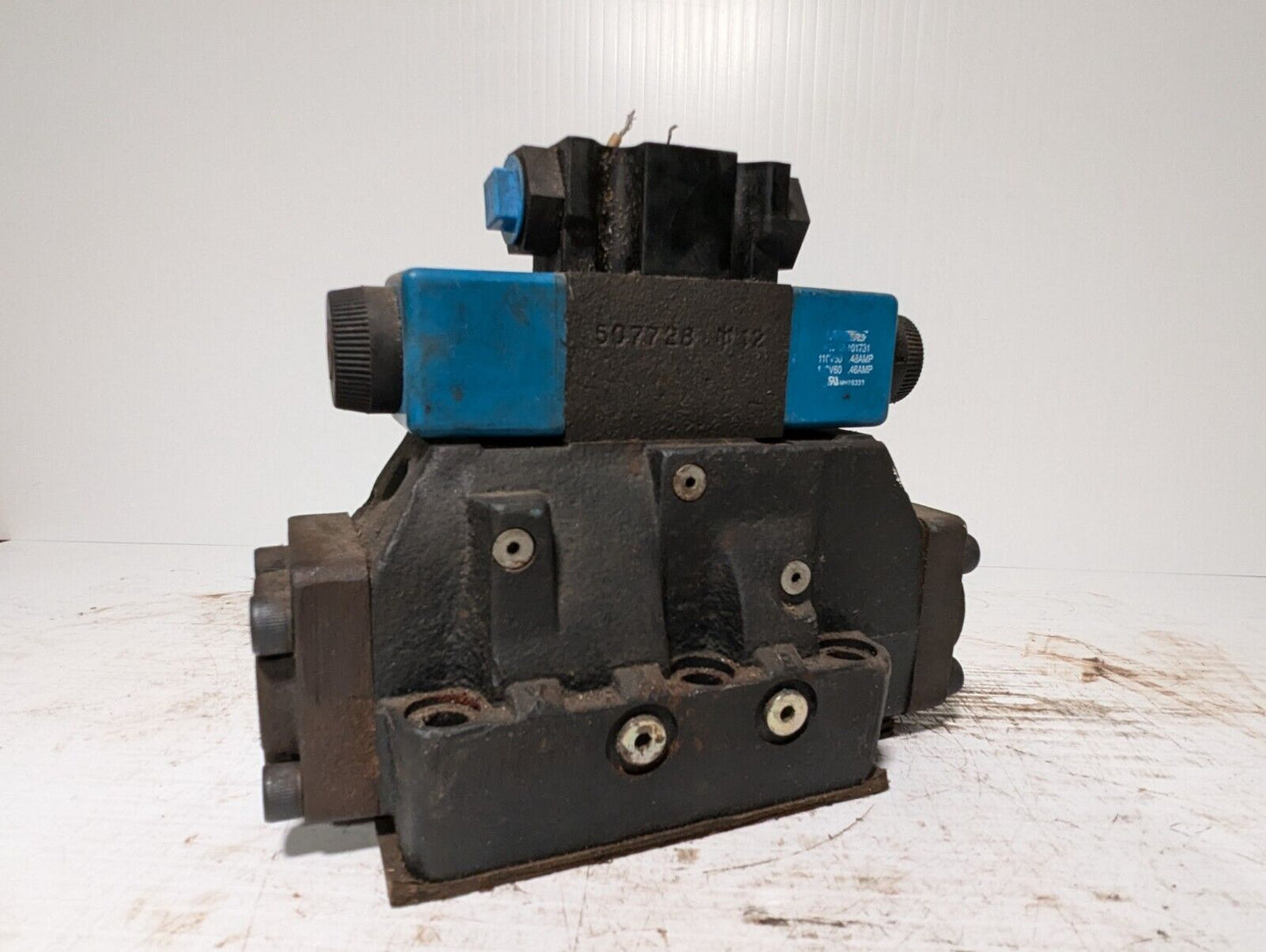Vickers DG5S-8-8C-VM-FW-B5-30 Directional Solenoid Control Valve Assembly
