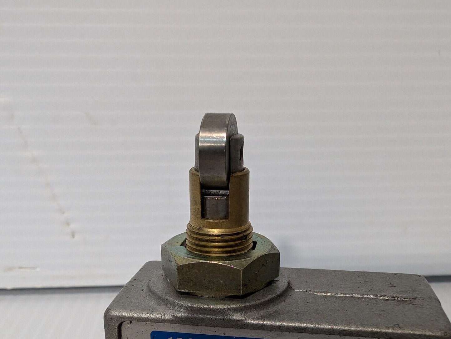 Yamatake Honeywell BZE6-2RQ81-J Micro Switch/Limit Switch - Free Shipping