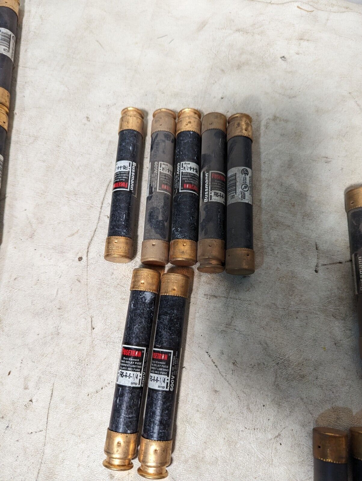 Large lot of 100 FRS-R fuses, 18xFRS-R-9, 15xFRS-R-8, 7xFRS-R-6-1/4, 1xFRS-R-6,