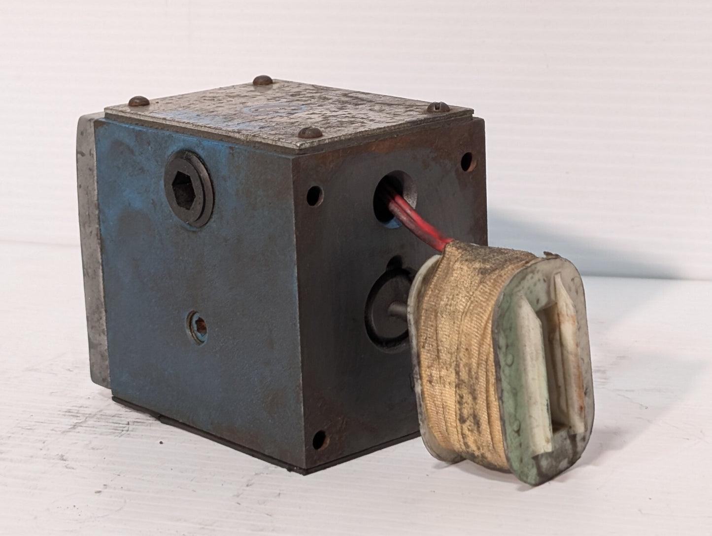Vickers DG4S4 012A 50 Directional Control Pilot Solenoid Valve Two-Stage