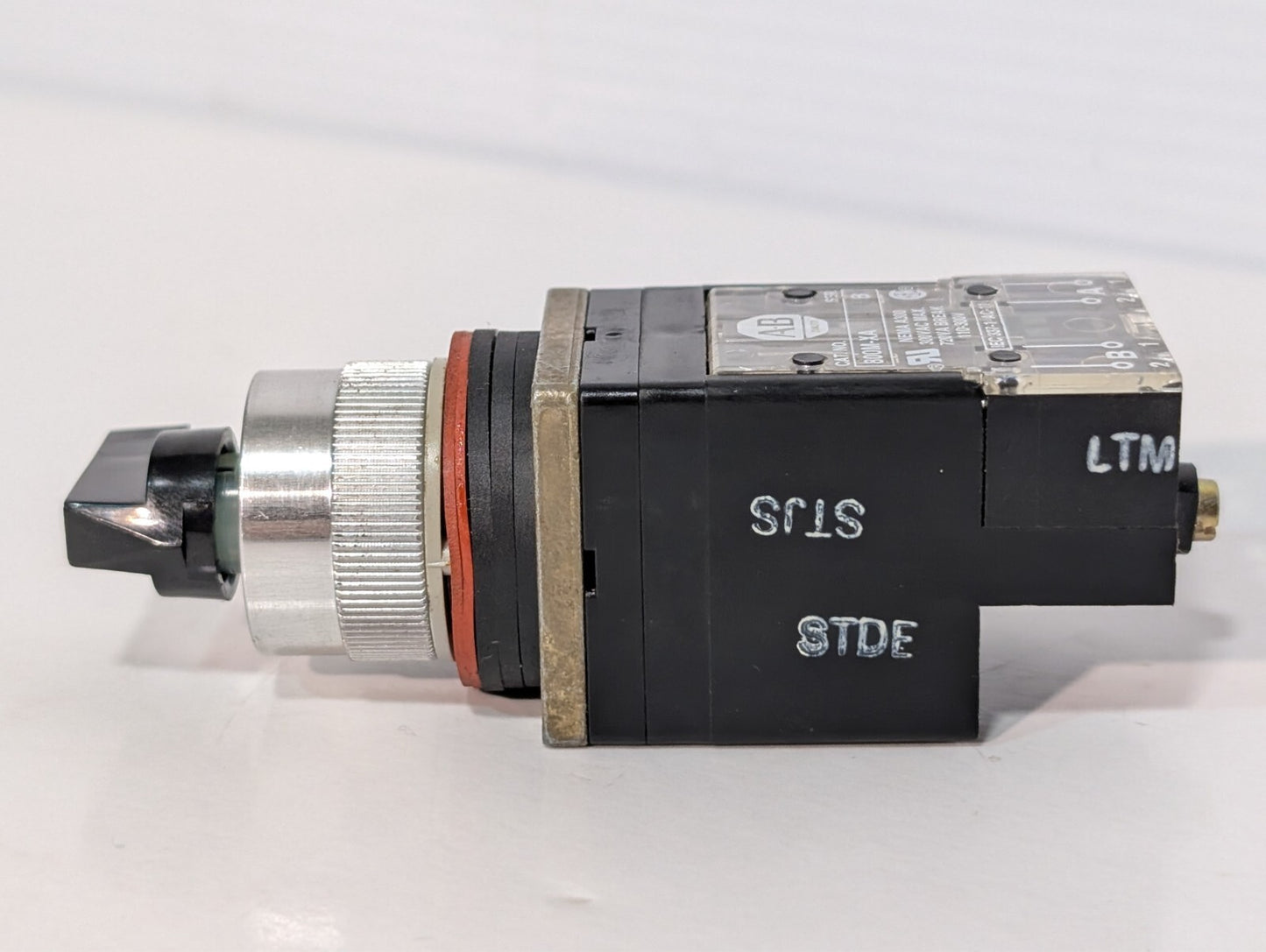 Allen Bradley 800MR-JX9B Ser. A 3 Pos Momentary Oil Tight Selector Switch