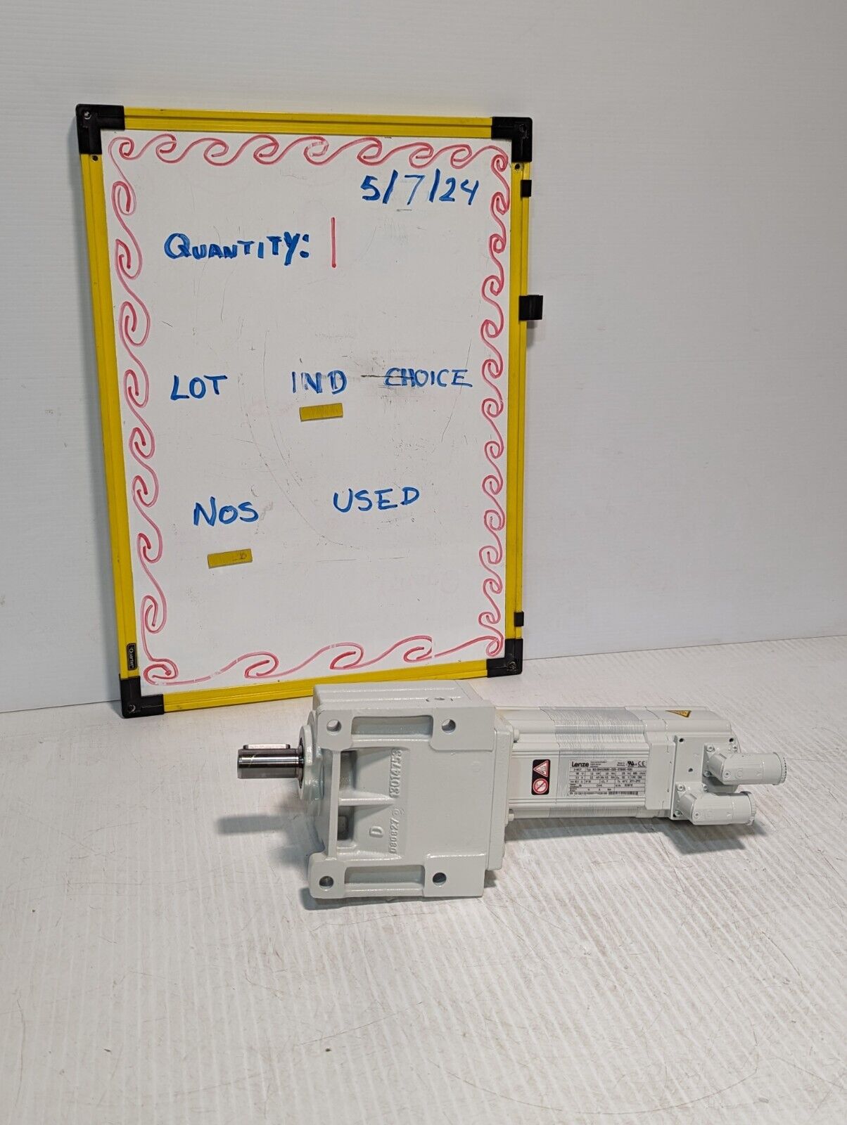 Lenze MCS 09H41LRS0B0-Z0D0-ST5S00N-R2SU Servo Motor - Free Shipping