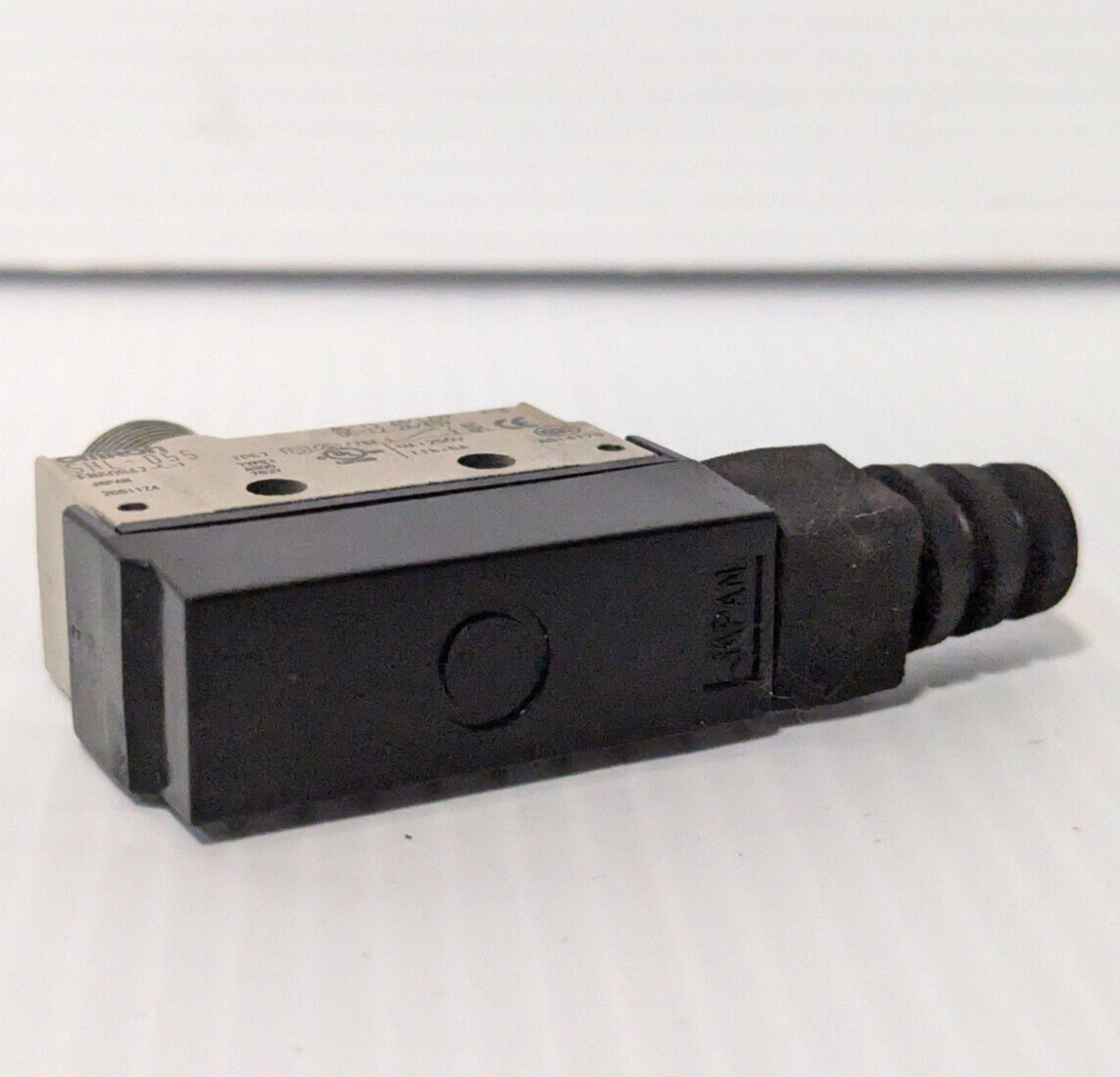 Omron SHL-D55 roller plunger limit switch, EN 60947-5-1, 250V, free shipping