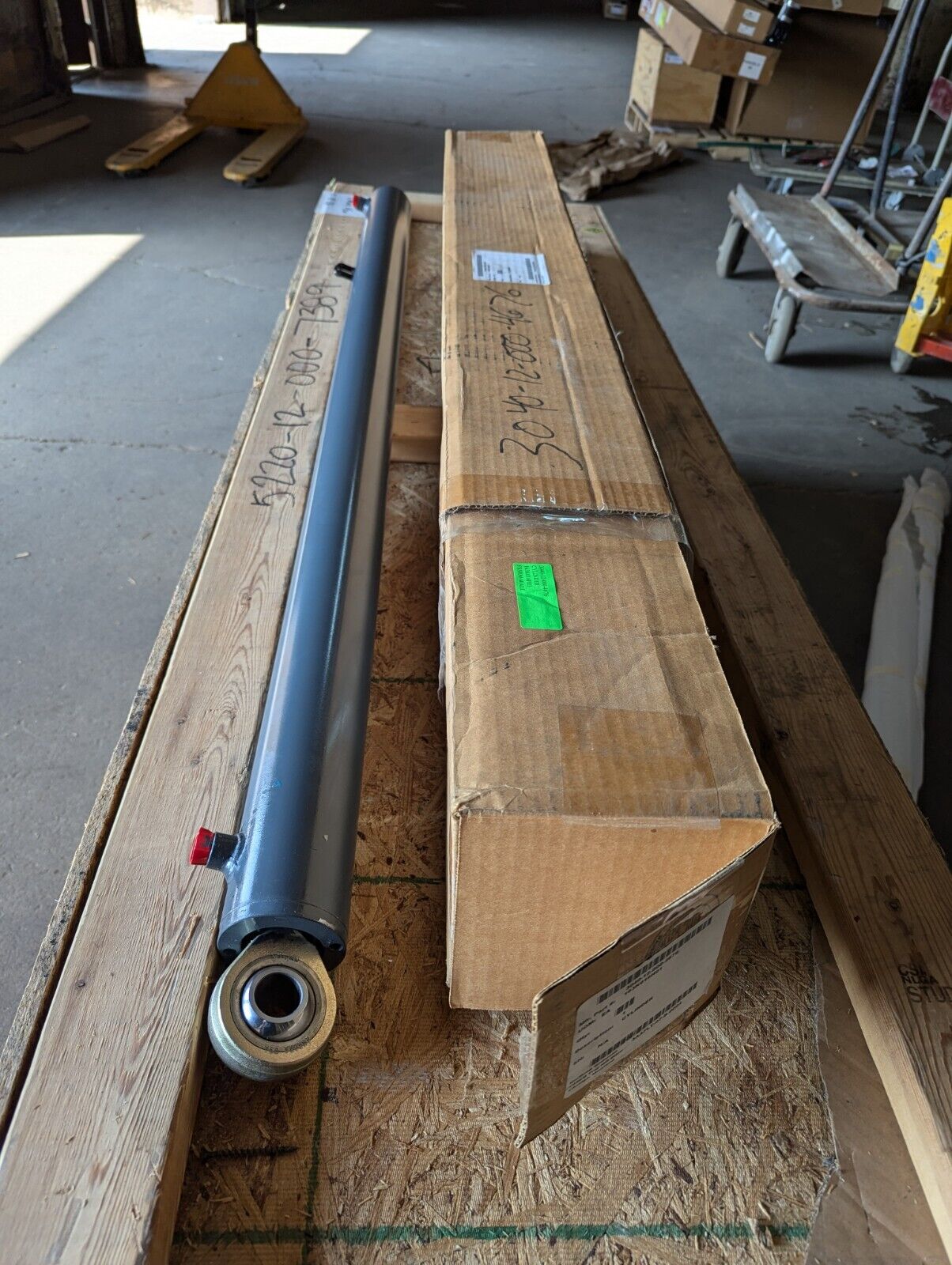 Exceptionally large cylinder with Aurora MM-16 T spherical rod end - Free Ship