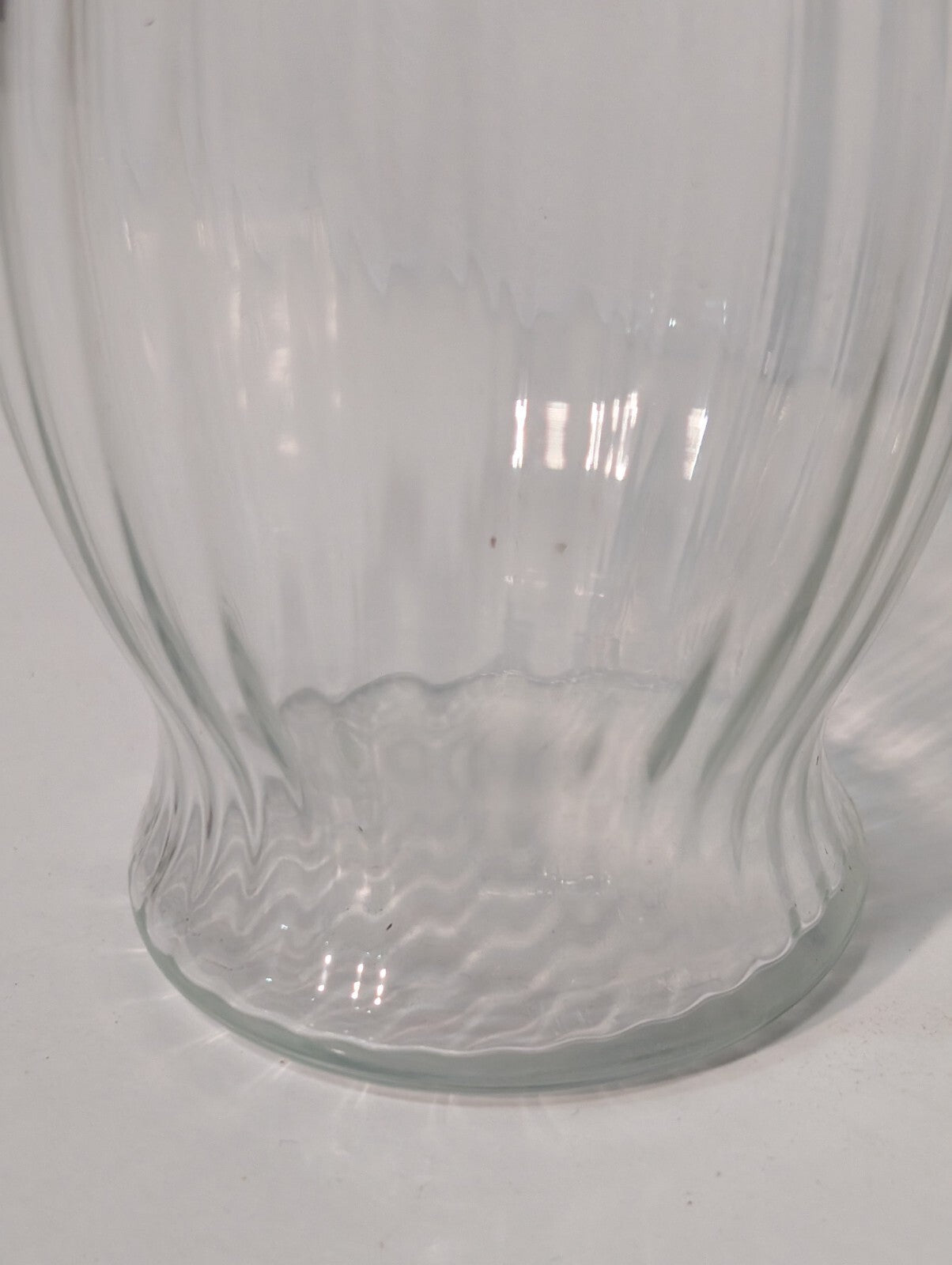 Vintage Ruffled, Ribbed, Fluted Beehive Glass Flower Vase 6.5" Tall