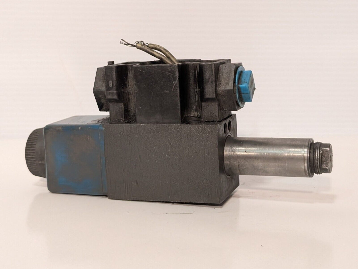 Vickers 02-101731 and Unidentified Hydraulic Valve
