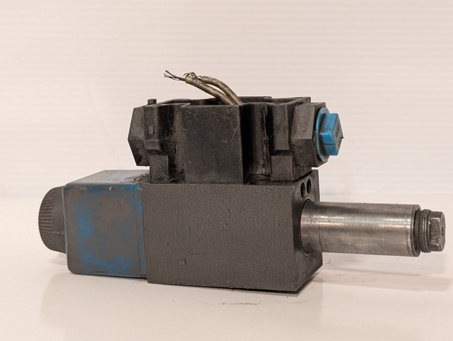 Vickers 02-101731 and Unidentified Hydraulic Valve