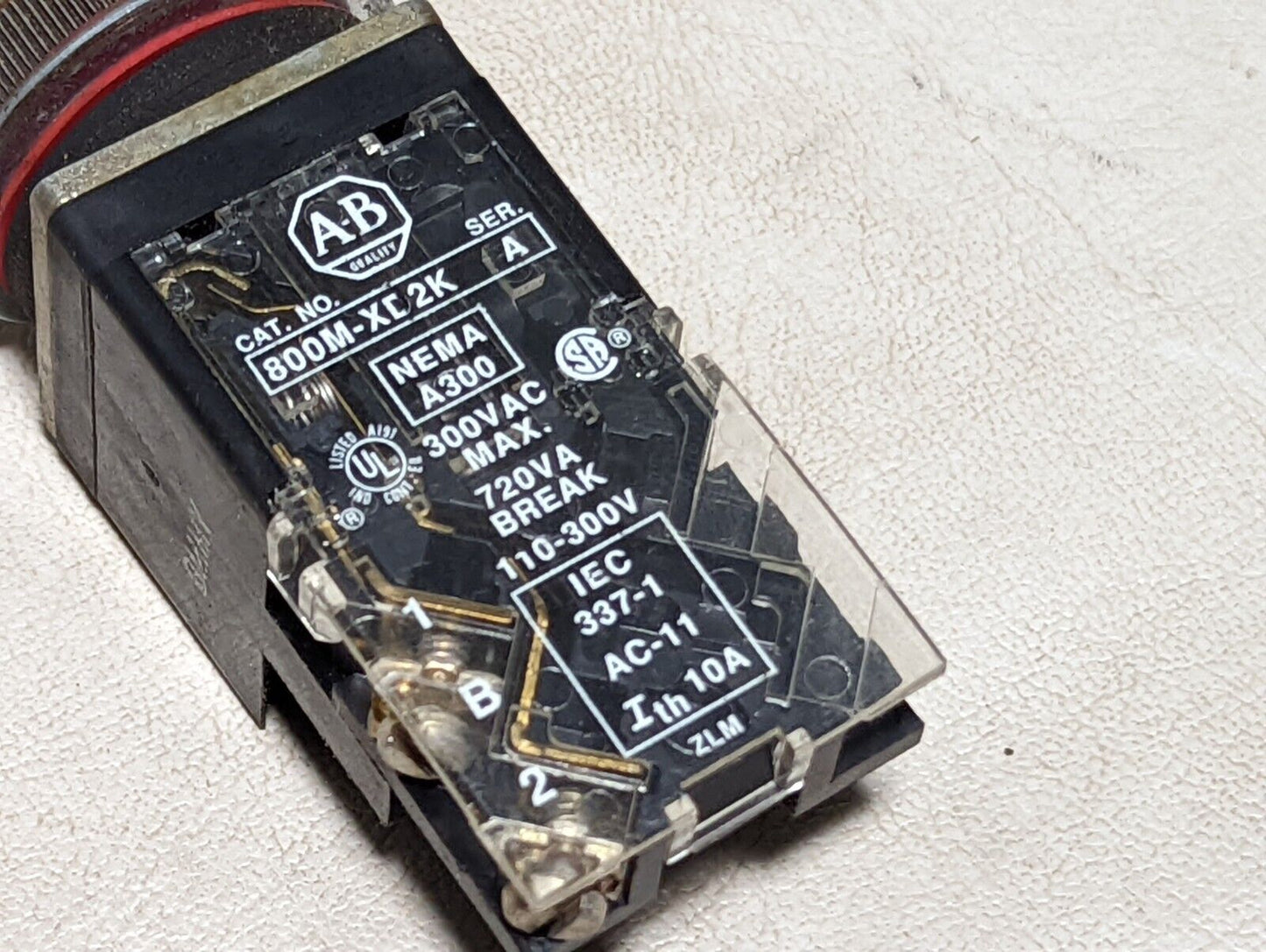 Allen-Bradley 800M-XD2K, ser. A, red pushbutton switch, 300VAC Max, 720VA break