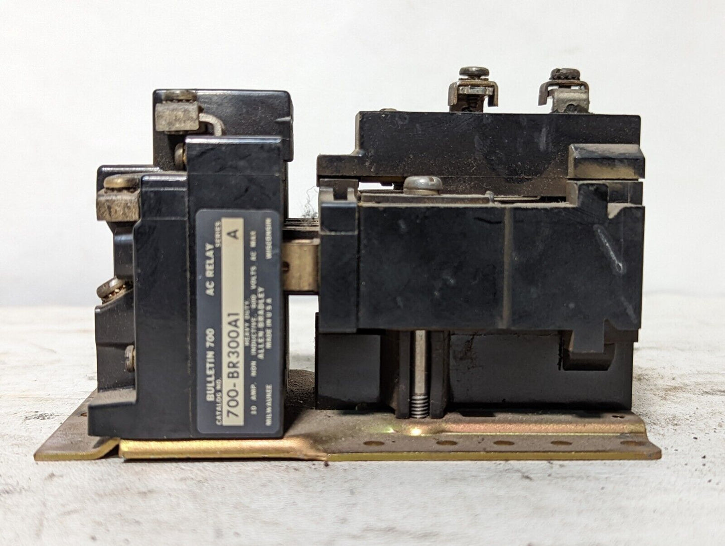Allen Bradley 700-BR300A1 AC relay, 600VAC, 10A max, 76A86 110/120V coil